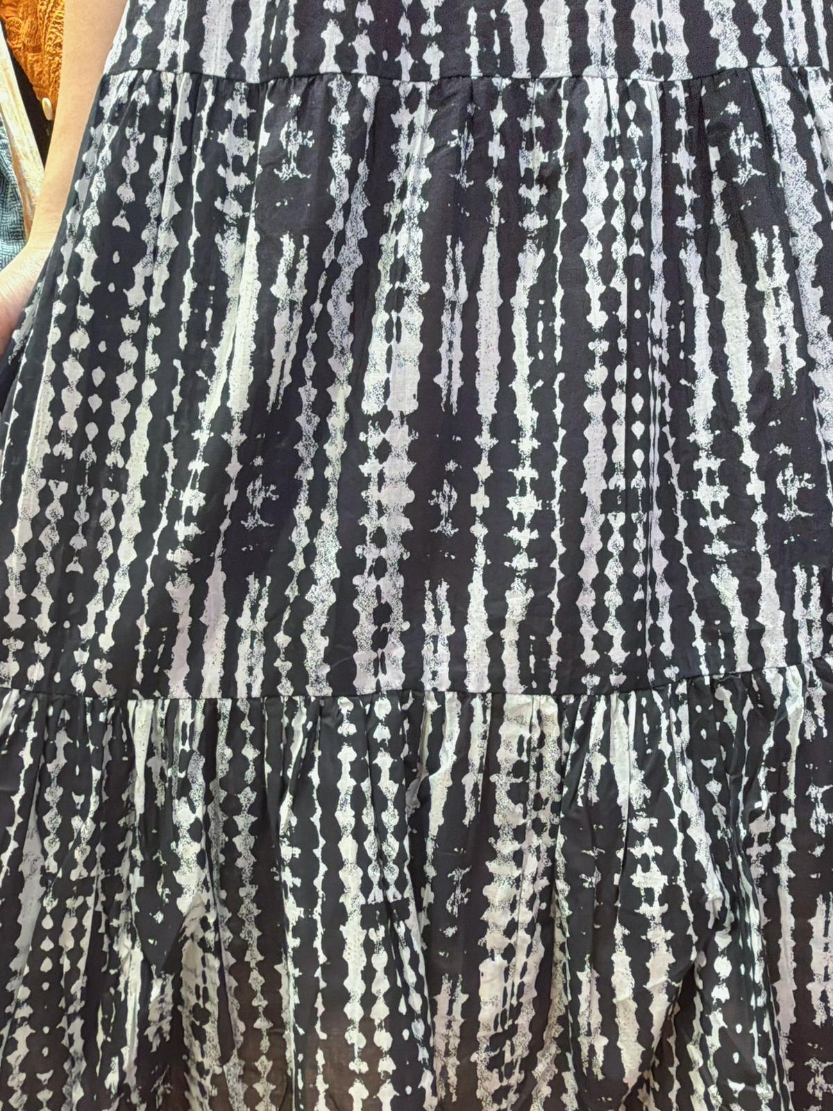 2190 Black & White V-Neck Sleeveless OP 47"