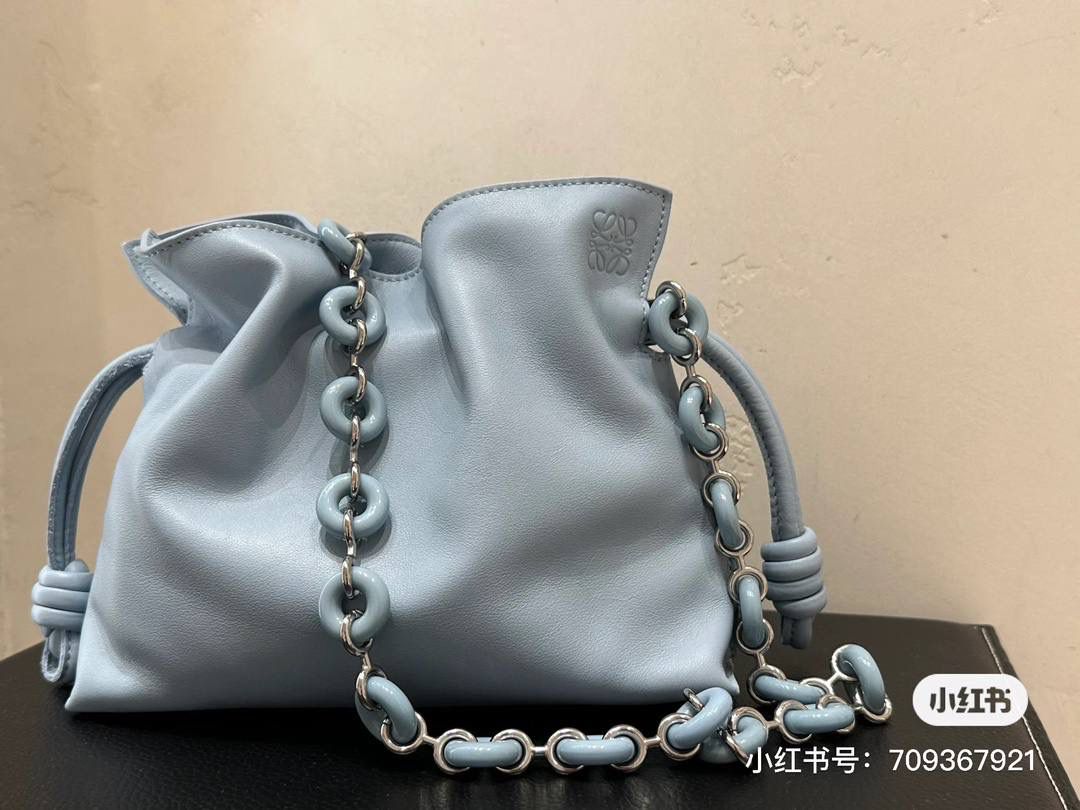 Flamenco clutch-NEW ✦迷你✦ 尺寸：𝟐𝟐.𝟓-𝟏𝟖-𝟗𝐜𝐦 型号：052030灰蓝色 ❤️mini flamenco clutch bag 可手拿亦可优雅斜挎 云朵般温暖亦轻盈的造型如此简单，💯耐看💯不会out的款式！ ❤️包袋采用进口小牛皮，手感如羊皮般细腻柔软，却比羊皮更加结实耐用，麂皮内衬 ❤️品牌标志性绳结设计，收紧袋口就是小福袋造型，超Q，看着不大实际超会装😇