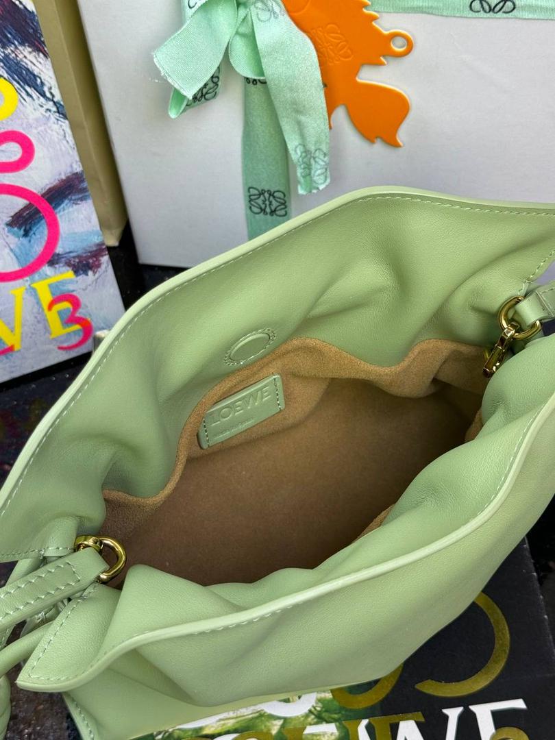 全新升级—迷你𝙁𝙡𝙖𝙢𝙚𝙣𝙘𝙤出货啦✅ ❤️升级版福袋正面新增品牌烫金𝙇𝙤𝙜𝙤代替压印𝙇𝙤𝙜𝙤，肩带加宽同时增加两侧狗扣五金代替原本皮穿扣肩带，精致又便捷🥰 ❤️独家定制皮料五金，小牛皮皮质手感十分柔软且耐用，肩带🉑拆卸🉑调节，多种背法任你选择，容量超大，日常出行必备😍 ❤️独家品控，完全对版细节，全套礼盒🎁包装给你满满的仪式感🥰 迷你尺寸：𝟐𝟑 𝟗-𝟏𝟖-𝟗𝐜𝐦 款号：052030浅梨色