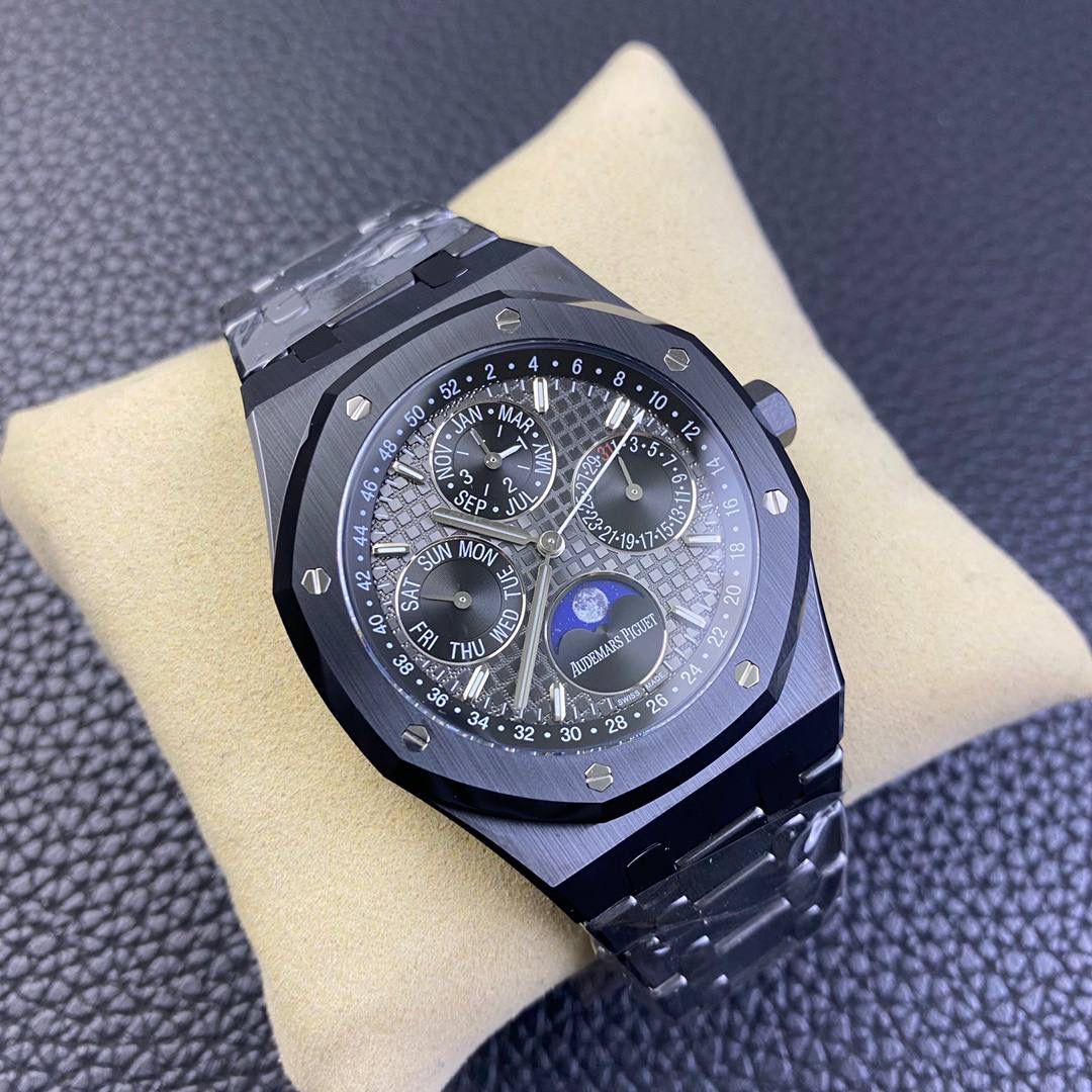 改装正品一致 AP黑陶瓷26579 真月相 一体机5134自动上链机芯， 厚度10.5mm（区别市面普通版本14mm ） 所有功能真实可用，更薄 更像 ！ 增加平闰年开模白针非市面钢针涂改液针 改大秒白针针序可随时针转动 非市面打胶版本陶瓷拉丝深度加工