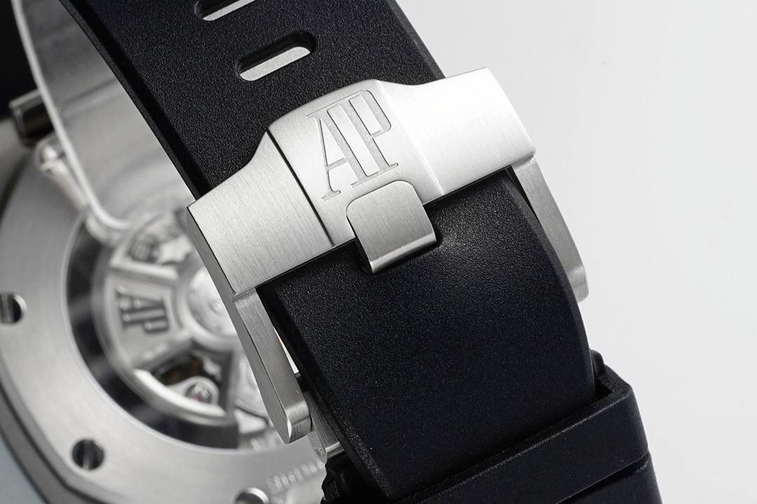 独家开发爱彼皇家橡树离岸系列26420，购入原装1.1打造💯🔥全表采用德国最新cnc技术，每个细节都同步原装，表带表扣通用原装技术实现快拆技术可同原装互换，字面采用最新款纵横格纹面，上手霸气豪华，机芯使用最强丹东机芯外观复刻原装4401机芯实现正面反面与原装难分雌雄。首批数量有限先到先得。首批颜色分别为，1，玫瑰金熊猫眼，2，最火沙漠黄烟熏盘，3，经典蓝盘白眼，4灰盘蓝眼睛，5，经典百搭白熊猫。