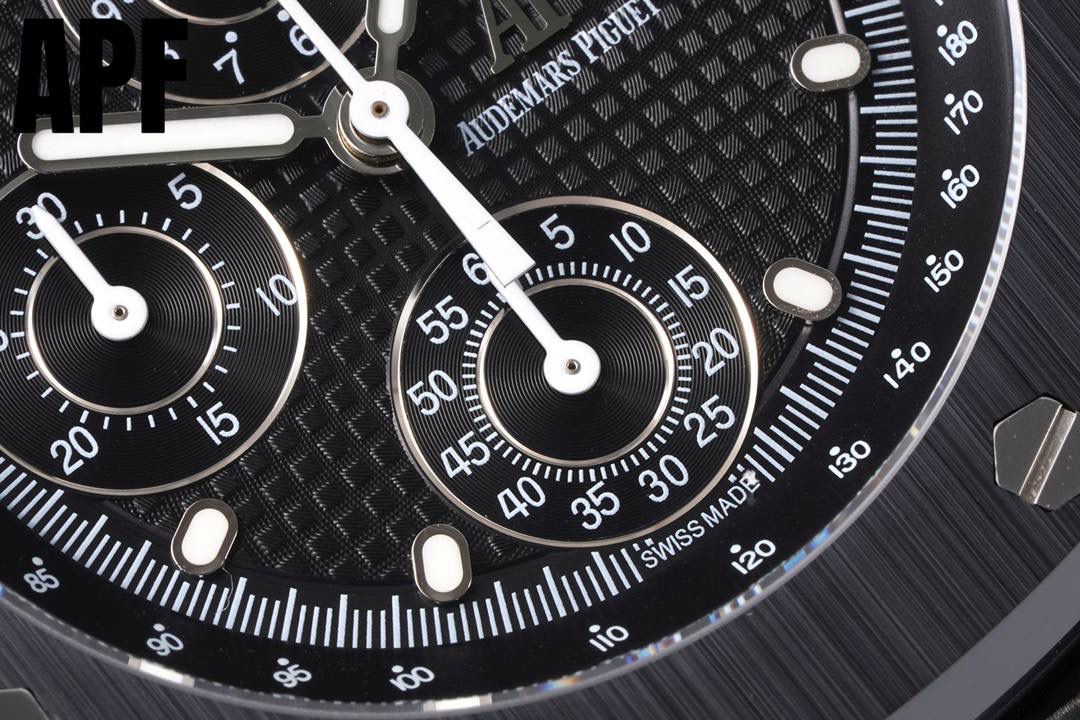 APF厂“新配色”爱彼皇家橡树离岸型26405系列陶瓷腕表 秒杀市面上所有版本“封顶之作 杜绝一眼假”在原有的基础上 潜心研发 突破壁垒 “打破原装封锁技术，同步原装独家计时码表款可松动头粒”使上手最大程度贴合手腕，大大提高了佩戴的舒适 同时也杜绝一眼假的尴尬处境。APF厂真正做到从每一个喜欢手⌚️的表友角度考虑 1. 表壳与圈口的选料，使用进口的氧化锆，无需任何颜料，以超高的压力与超高的温度锻造，形成超高密度的彩色陶瓷 2.采用最新CNC级别的打磨技术，将整个表壳的个个角度完美处理， 3.每颗六角螺丝都与表框处于同一平面上，不接受一丝一毫的凸显与凹陷，真正诠释了何为顶级复刻艺术 4.表盘以爱彼经典的大格纹为背景，层次分明的方格排列，经过完美打磨，将匠人的工艺体现的淋漓尽致 5.镜面采用双面蓝宝石镜片，天然橡胶皮带，6.机芯采用原装3126的计时机芯，十二位的小秒，6点钟位和九点位的12小时计时与30分钟计时，完美的还原了原版的所有功能，每块手表APF厂都经过人工QC确保机芯的稳定性，真正做到无可挑剔 欢迎各位 表友鉴赏💯🔥