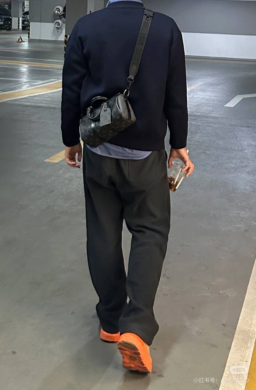 LV Keepall 黑老花系列 🖤✨ 潮男最爱款，男女都能背 😎 低调黑老花拼灰色，帅气又百搭， 小巧但很能装，随便一背就很有型，凹造型神器 💯 经典 Eclipse Reverse 帆布，老花两侧倒置设计，低调中带一点小巧思～牛皮包边＋宽肩带，背重也不累 👍配皮革手柄＋可拆可调节肩带，手提、肩背、斜挎都行 📏 尺寸 小号：25 × 15 × 11 cm 中号：35 × 17 × 21 cm