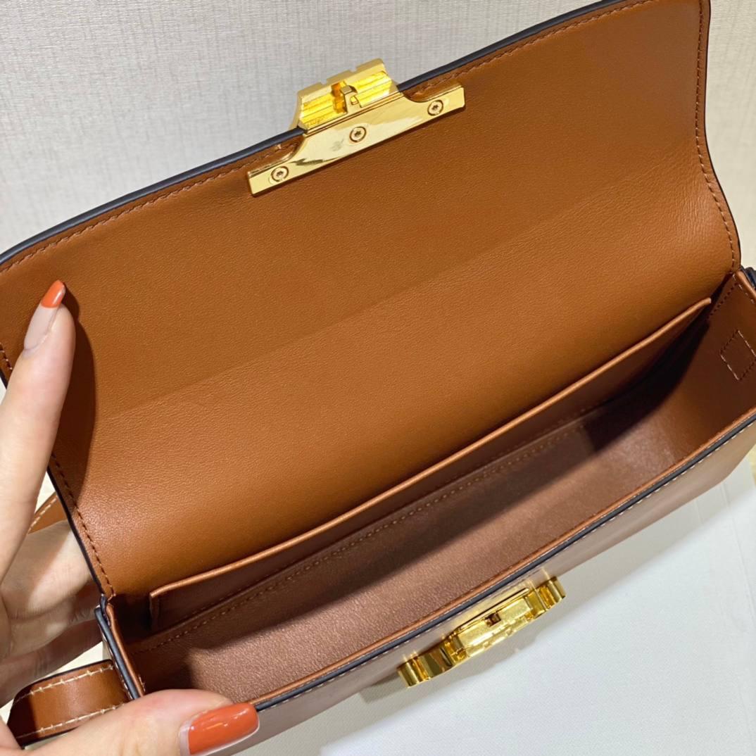 🔥大货实拍图 𝗖𝗘𝗟𝗜𝗡𝗘 ♥ 𝗧𝗥𝗜𝗢𝗠𝗣𝗛𝗘 𝗦𝗛𝗢𝗨𝗟𝗗𝗘𝗥 𝗕𝗔𝗚 感觉这两年𝐂𝐞𝐥𝐢𝐧𝐞是不是打开了任督二脉！出的包是越来越绝了！新款凯旋门腋下包简直惊喜爆棚！确认过眼神是我想要的包！必须要拥有的那种❗️型号：194143 尺寸：20*10*4cm