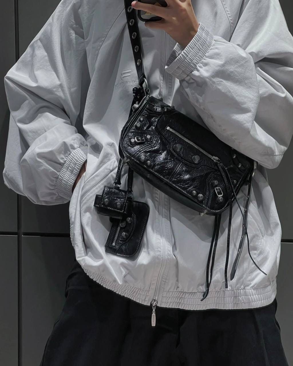 ba1enciaga le cagole机车翻盖包👜❤️‍🩹 现在的男生打扮得越来越年轻时髦 这种时髦的男包简直像珍宝一样难得 他们家真的太懂现在的潮男潮女的需求了 这只翻盖的感觉更特别！ 而且用起来更方便，打开盖子就行 包身上吊着的卡包和耳机包 砖柜单独买一个都要k➕！！ 省大钱了！ 咱家的油蜡皮爆裂感老客都知道的 纹路必须狠狠的"裂"开来 那种平滑的便宜的不对版皮请靠边～ ZP开发⚠️所有细节一致 24×14×5cm719082m