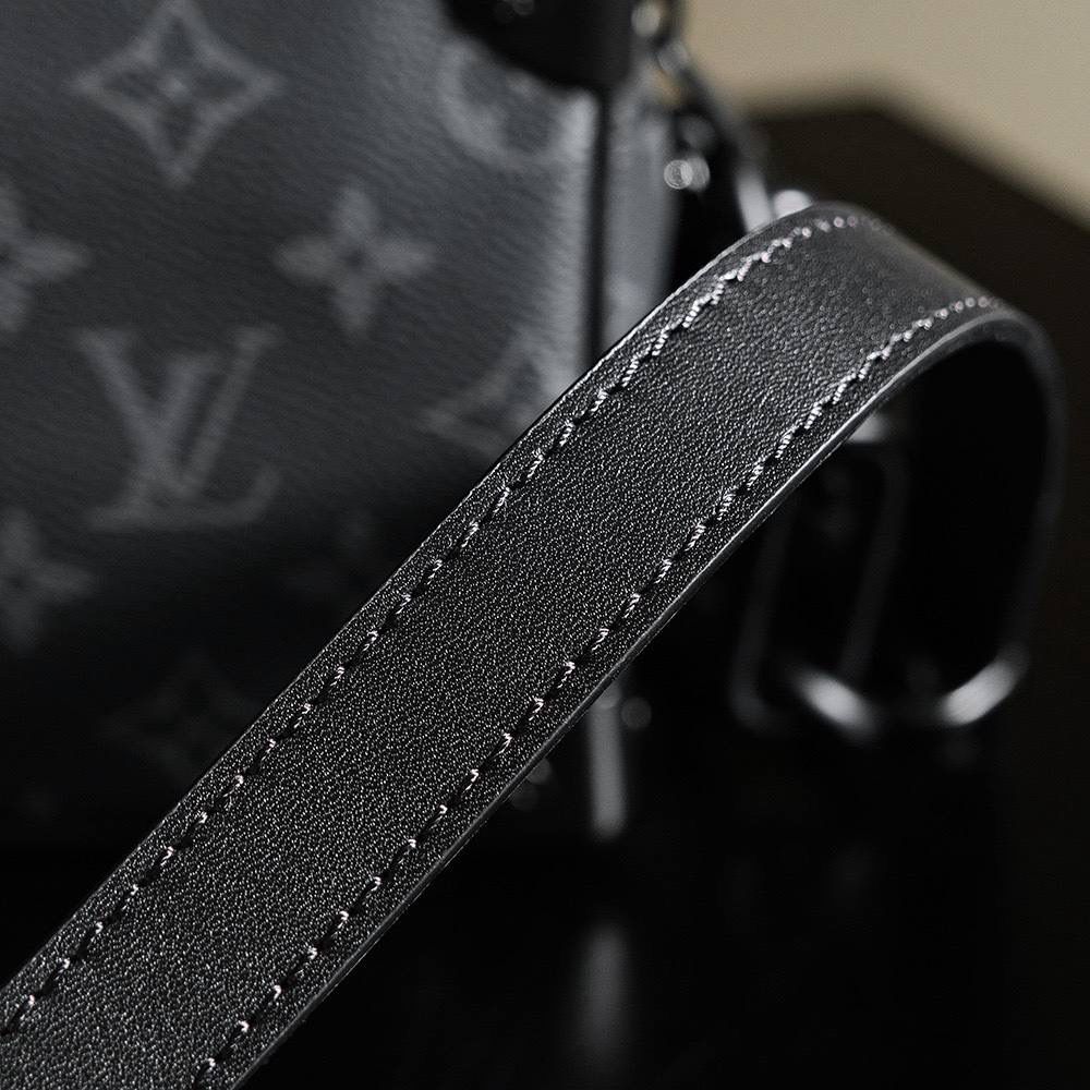 特级原厂𝐌𝐢𝐧𝐢 𝐒𝐨𝐟𝐭 𝐓𝐫𝐮𝐧𝐤 M44735升级版—树脂扣五金🎀 ▪️尺寸：18.5*13*8cm▪️ 经典的男士黑花，搭配树脂扣链条设计， 时尚又略有个性，但又不会过于浮夸和花俏，🤟🏻 方方正正的包型设计，链条采用树脂材质，哑光磨砂的质感更加显高级感，万万没想到，它的火热程度至今都尚未减弱过，真的是颜值巨好看的，简单的搭配，都给你十足的时髦感！男士首选之一，作为情侣包也是非常的有味道的！😍👜