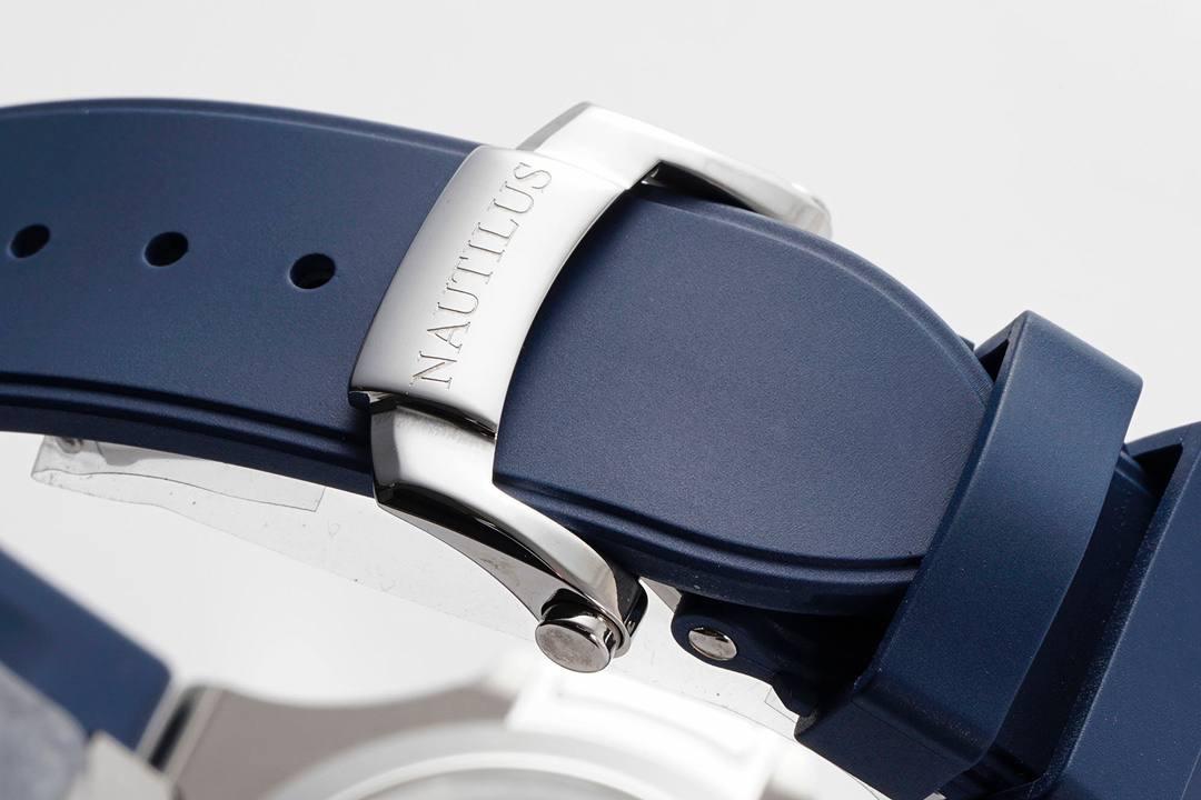 新晋 “钢王”百达翡丽Ref.5726/1A Nautilus系列年历胶带款腕表亮相！🤩😍 鹦鹉螺全系列一贯设计的旋窗造型表壳，与正品工艺一致的采用锻纹修饰和抛光工艺处理构成鲜明对比，1:1还原了正品每个细节。盘面深邃蓝色并装饰有水平横纹浮雕图案颜色从中央向四周扩散，星期月份双视窗和日期窗黑字白底辨识度高，24小时显示盘附带月相十分高雅，整体给人的感觉是独特又优雅，是最美的鹦鹉螺之一。背面蓝宝石镜面，搭载PPF独家研发的324S QA LU 24H/303自动一体机械机芯，21K的大金陀让上链效率更高，红宝石轴承日内瓦纹下方的鱼鳞纹精致无比，机芯打磨依旧是业内标杆级别。作为PPF首款年历腕表能正确辨别出大小月，每年只需要在3月1日调节一次日期即可。 表带升级为橡胶款更显运动时尚感，一年四季均可舒适佩戴，驾驭更多风格穿搭，新晋 “钢王”将成这个寒冬腕表的不二之选。