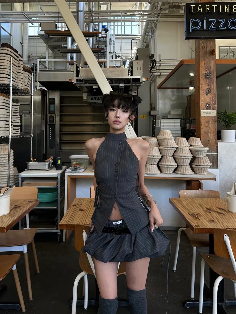夏灰色辣妹修身条纹西装挂脖背心+花苞裙裤两件套套装 Pinstripe Halter Vest and Bubble Skirt Set