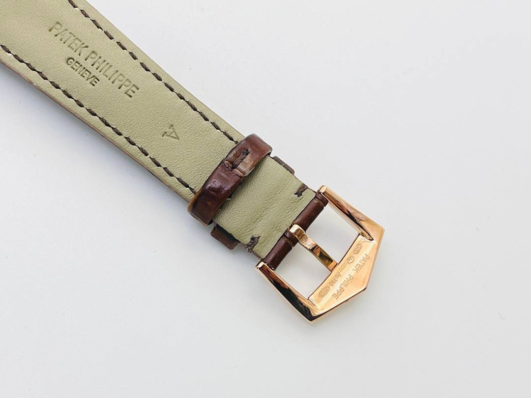 经典再续 百达翡丽古典表系列——5296-001．铂金V4升级版😍🤩细节方面： 1⃣️全新904L打造整体壳套，完善表壳细节，提升打磨质量，独家还原出正品的完美比例和特有质感。日历窗口改大小与正品一致，而非普通正常窗口！ 2⃣️刻度，指针采用最新的贵金属电镀技术加持，效果更佳出彩！ 3⃣️“锅盖型”微凸蓝宝表镜，版型与正品一致，效果通透，辨时清晰。 4⃣️【引领一体机时代】采用定制版Cal.9015改324机芯，超薄稳定性强！ 5⃣️【表带】经典意大利小牛皮表带，纹路清晰，质感上乘。针式表扣打磨齐整光亮，通用原装无压力。