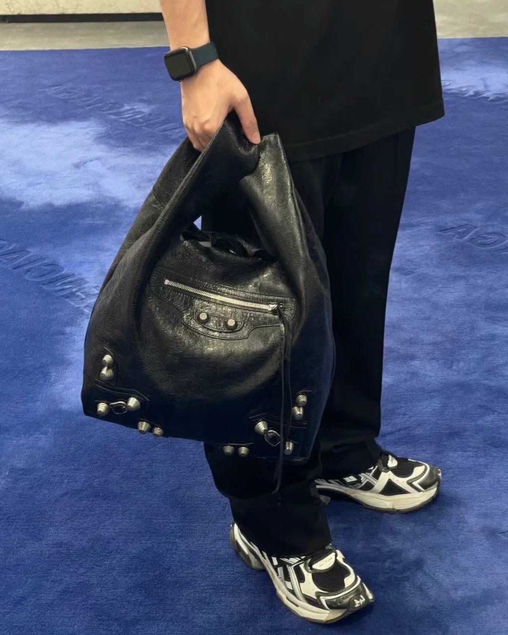 仅剩少量❗️ ba1enciaga le cagole菜篮子背心购物袋📌 超级酷且有趣的一只包 随意又慵懒，还有点酷酷，哈哈哈 是一只可以让全身穿搭升华的时髦包！ 真的很爱机车系列的皱褶感 这个一定要用原厂皮！原厂皮！ 国产的皮又硬又光滑 而且没啥油蜡皮的纹路 一点柔软质感都没有❌ 皮料决定整个包的灵魂 我家的货啊，价格虽贵，但是货好！！ 拒绝市场便宜国产皮通货👿👿 32×30.9×13.9cm780976m