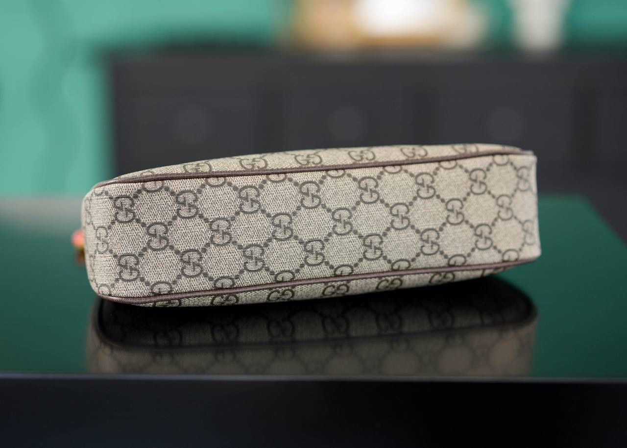 🥯Ophidia系列小号手袋 草莓包棕色 25cm 这款草莓包惊喜感非常强， 经典的元素搭配小巧可爱精致时髦挂饰， 金属链条和经典红绿织带，复古感十足且百搭， 可爱又别致的小草莓是点睛之笔， 整个包包很轻便，特别好背呢~ 官方款号 735132 尺寸：25x15x6cm