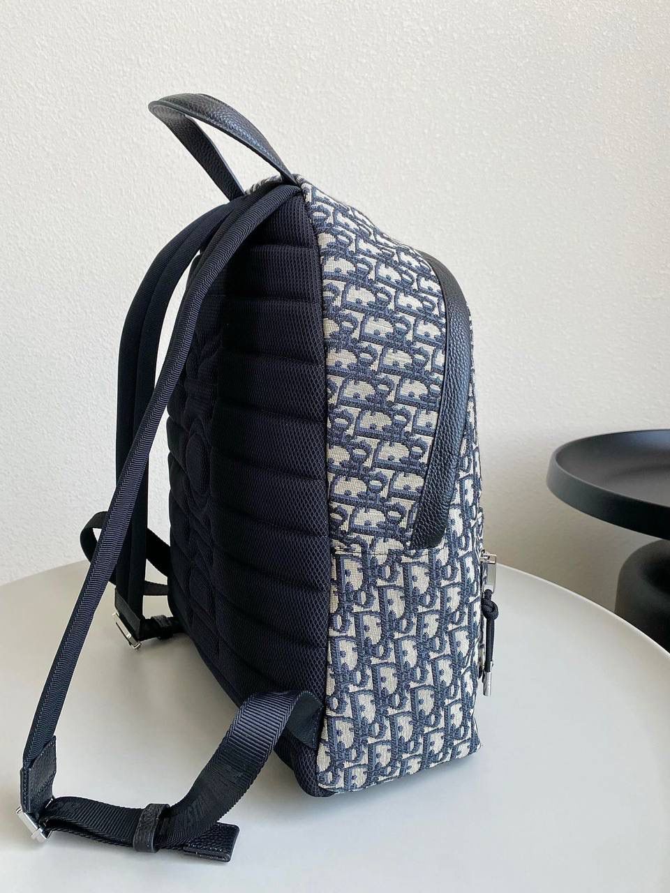 🈶老花蓝，大号（最新版本） 𝗗𝗜𝗢𝗥 𝗢𝗯𝗹𝗶𝗾𝘂𝗲 老花双肩包 热度依旧不减的经典款，几乎人手一只 自重非常轻盈，是你旅途中的最佳伴侣 小号：29×12×32cm #6613m 大号：30×15×42cm #6611m