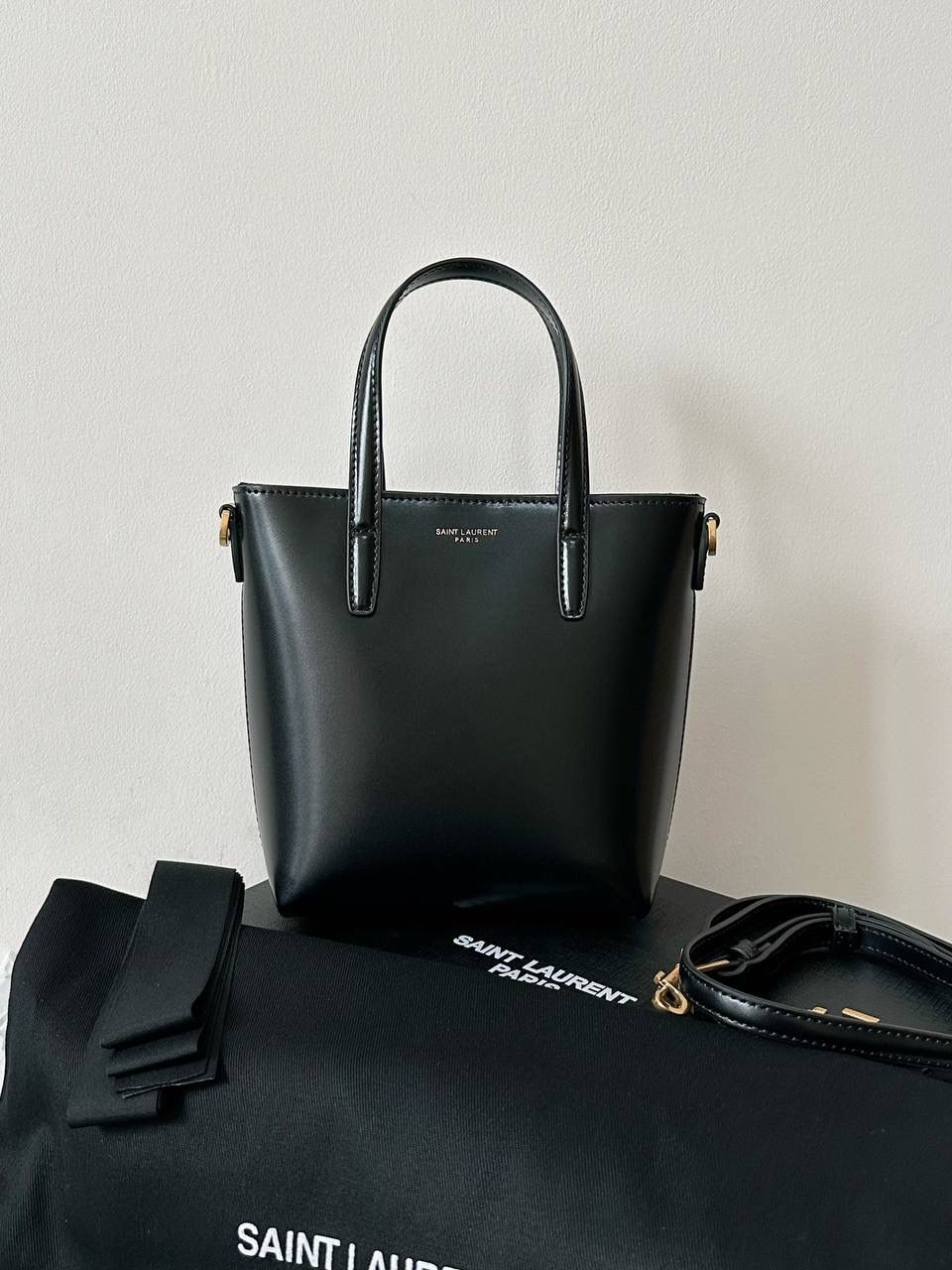 ys1 mini tote平纹🖤 这只包在mini包中一定有它的一席之地 第一，它包身够小够可爱 第二，它容量够大够能装 第三，它鳄鱼纹压纹够抗造 就冲这三点，几乎没有哪个小可爱能打得过它 小手提➕可拆卸肩带的设计在实背性上也更出挑 没有槽点的小可爱，我超爱！！ 必须zp开发的啦，相似度看对比图！ 质量就请放心的交给我们哈！ 平纹：18×17×8cm773995m