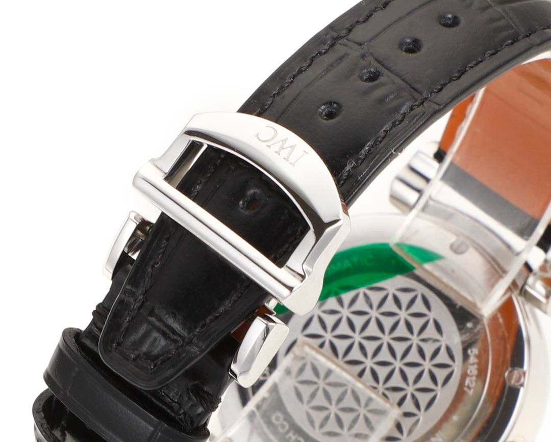 TWC出品 IWC达文西 IW459306 蔚蓝星空，诗意月相，自动月球与印度洋的蓝色水域完美匹配 随着达文西系列以致敬经典的设计回归到大众的视线之中，我们看到了它很多有趣的设计，包括清晰醒目的盘面，现场锋利的剑形指针，当然还有古典的圆拱形表冠，活动式表耳，更加贴合手腕。腕表表底镌刻有“生命之花”，“生命之花”是一个由多重重叠圆环组成的几何造型，是达文西经过深入研究绘制出来的。直径36毫米，自动上链机芯，精钢表壳， 中央秒针附掣停装置，月相盈亏显示，特殊镌刻表底，防水深达30米，动力储备达42小时 ，腕表整体设计得简约大气，且不失细节，很适合成熟优雅女性！