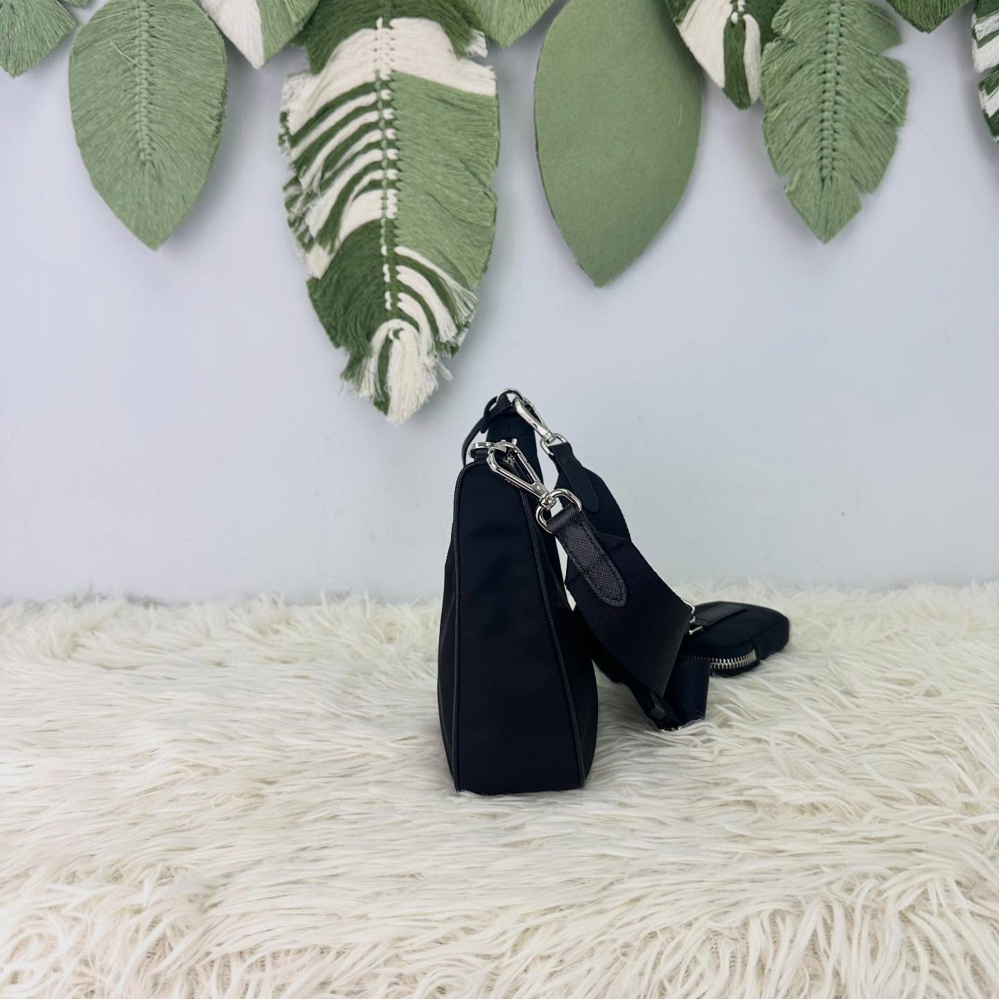 PRADA 🤍PRE OWNED Re-Edition 3 in 1 復刻版黑銀尼龍袋 單肩斜肩腋下包🖤