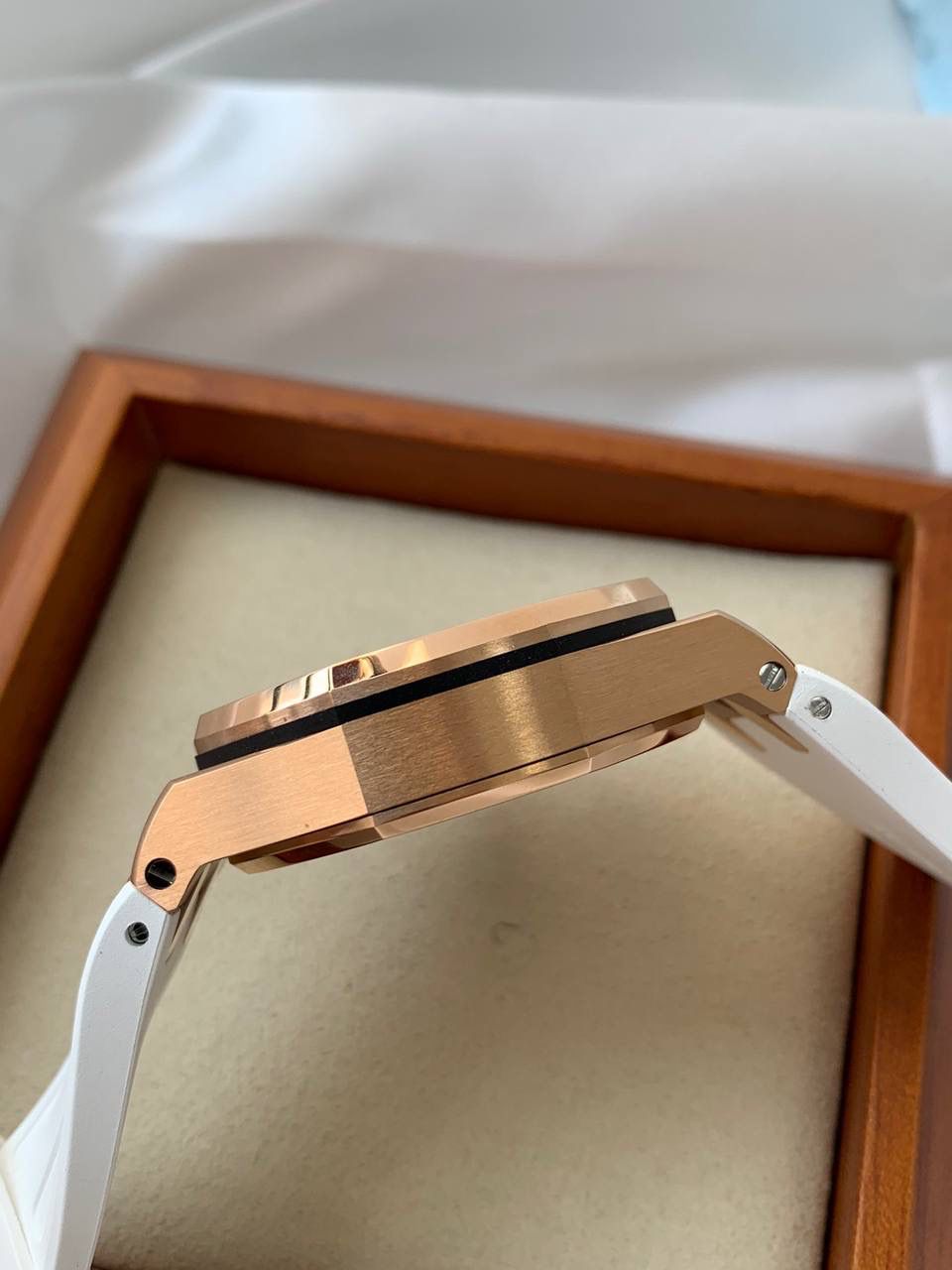 爱彼女款、小红书爆款，喜欢大表盘的女生、必备款，表盘37MM、蓝宝石防刮花玻璃，316精钢表壳、纯手工镶嵌32颗莫桑钻、搭配瑞士多功能石英机芯精准走时，表带采用进口橡胶工艺，佩戴舒适不过敏、折叠扣设计，佩戴便捷，数量有限，先到先得，多种色系，穿搭任选！