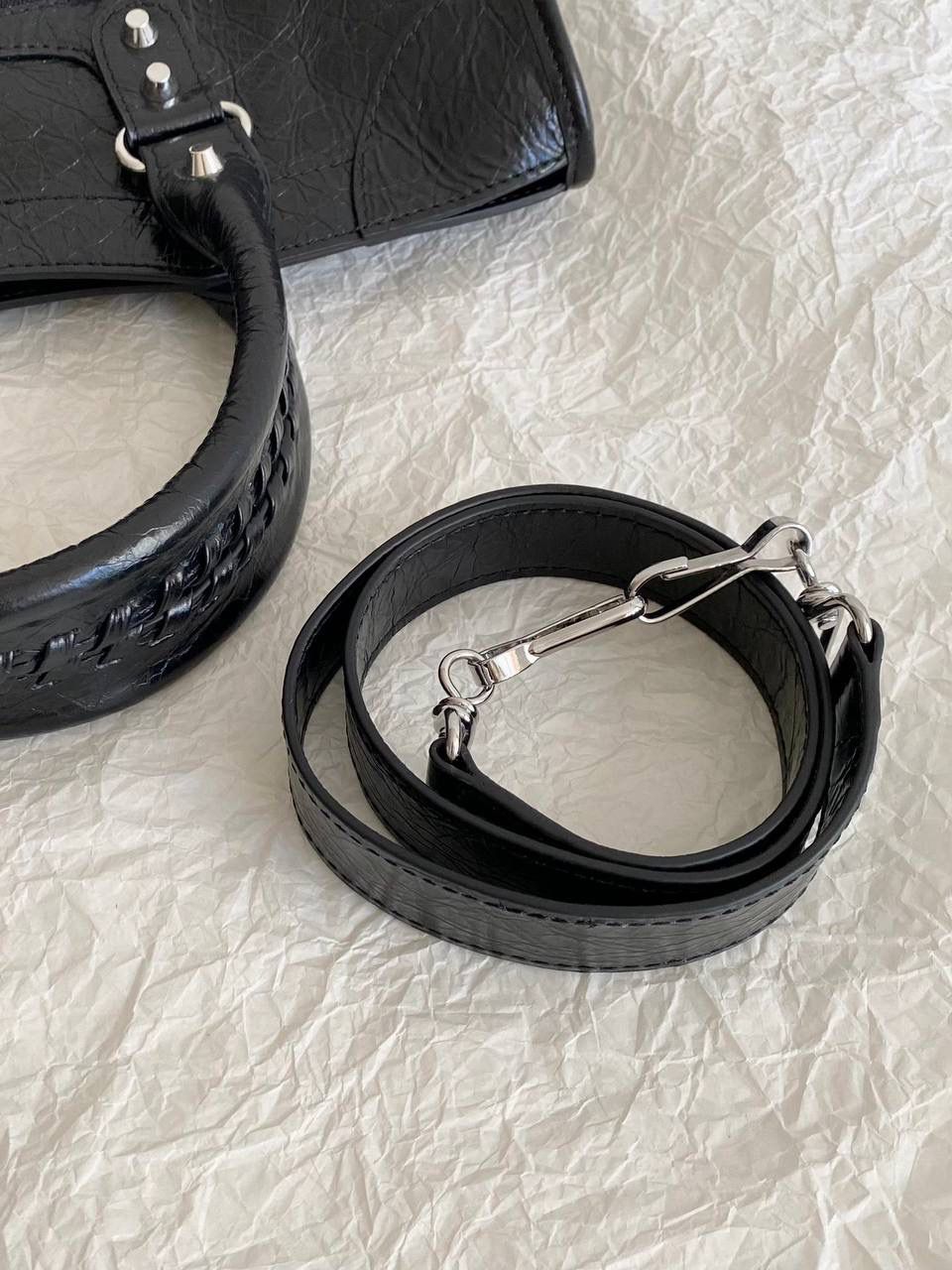 爆款🔥再次回货❗️ ba1enciaga lie city机车包中号 黑银🖤 24款比中古款有几处变化 肩带变得更干净利落，不累赘 底部的铆钉也去了，也是可以给包身减重 拉牌也全都换成了流苏～显得更流浪不羁了 机车包最有灵魂的就是它的皮料 皮纹够丰富，皮质够柔韧 一定要用原厂皮才能做出最高的还原度 认准我们家，只做原厂皮⚠️ 38.5×24×13.5cm797786m