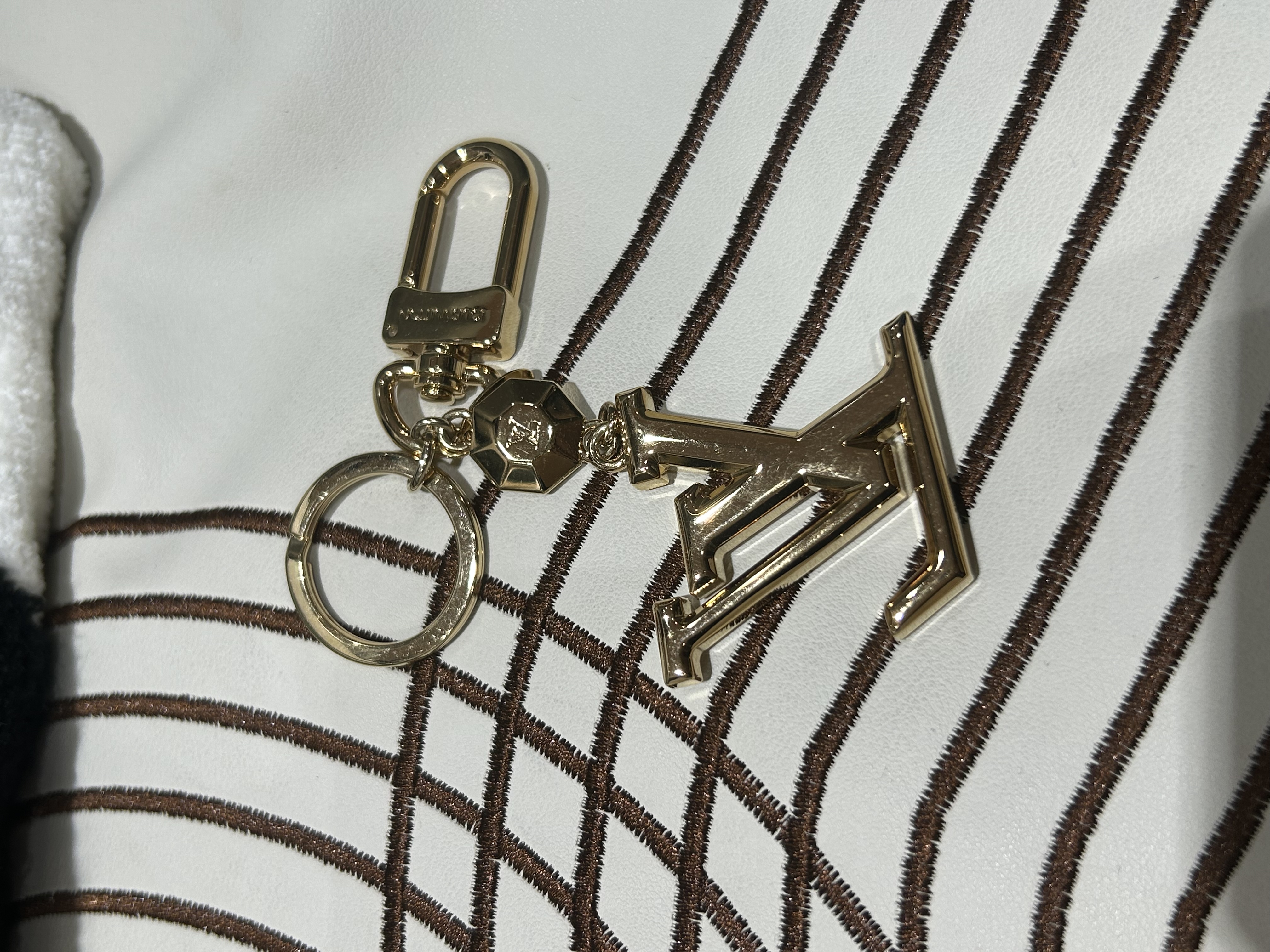 Lv key Charm 100%Authentic,98%new ✅dust bag