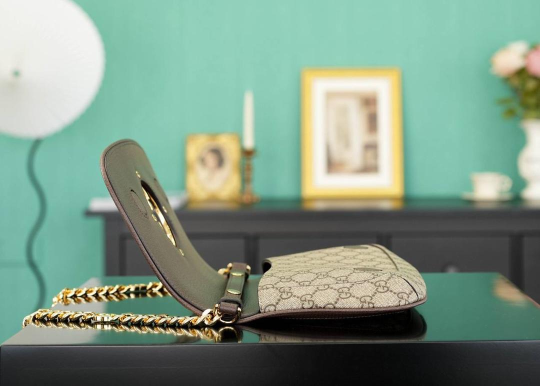 🥯GG Blondie系列肩背包 棕色28cm 摩登复古担当Gucci Blondie系列的一个经典款，双𝐆互扣式标志五金，大气精致，满满的时尚高级感，包身双肩带设计，我个人就超爱它的这个金色链条腋下设计，皮肩带多样式搭配，多种背法随意切换，不被定义的风格，气场超强大~ 官方款号 699268 尺寸：28x16x4cm