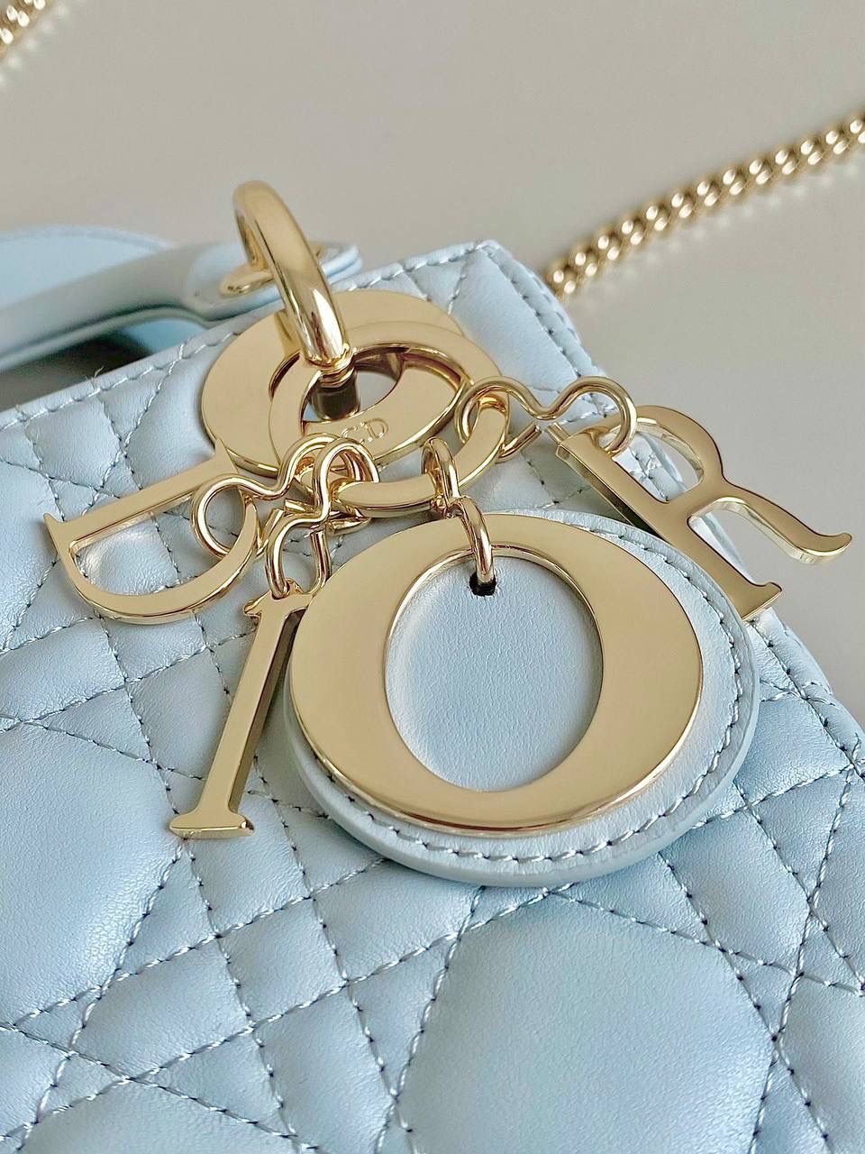 湖水蓝🤩🩵 𝗗𝗜𝗢𝗥 𝗟𝗮𝗱𝘆羊皮三格23新色 秋季新颜色太甜太美了！奶呼呼的 不是正baby 蓝哈！别被网图滤镜误导了 清澈澄明的湖水颜色，是一种淡色调带绿的蓝 就会在不同光线角度下，呈现偏绿或偏蓝调 特别温柔清冽，像夏日的风一样温凉如水 干净纯粹，柔和中有股力量带来的平静感 整个人都被治愈了啊啊啊！！ 进口原厂羊皮➕全钢五金，最高版本17×15×7cm ✨