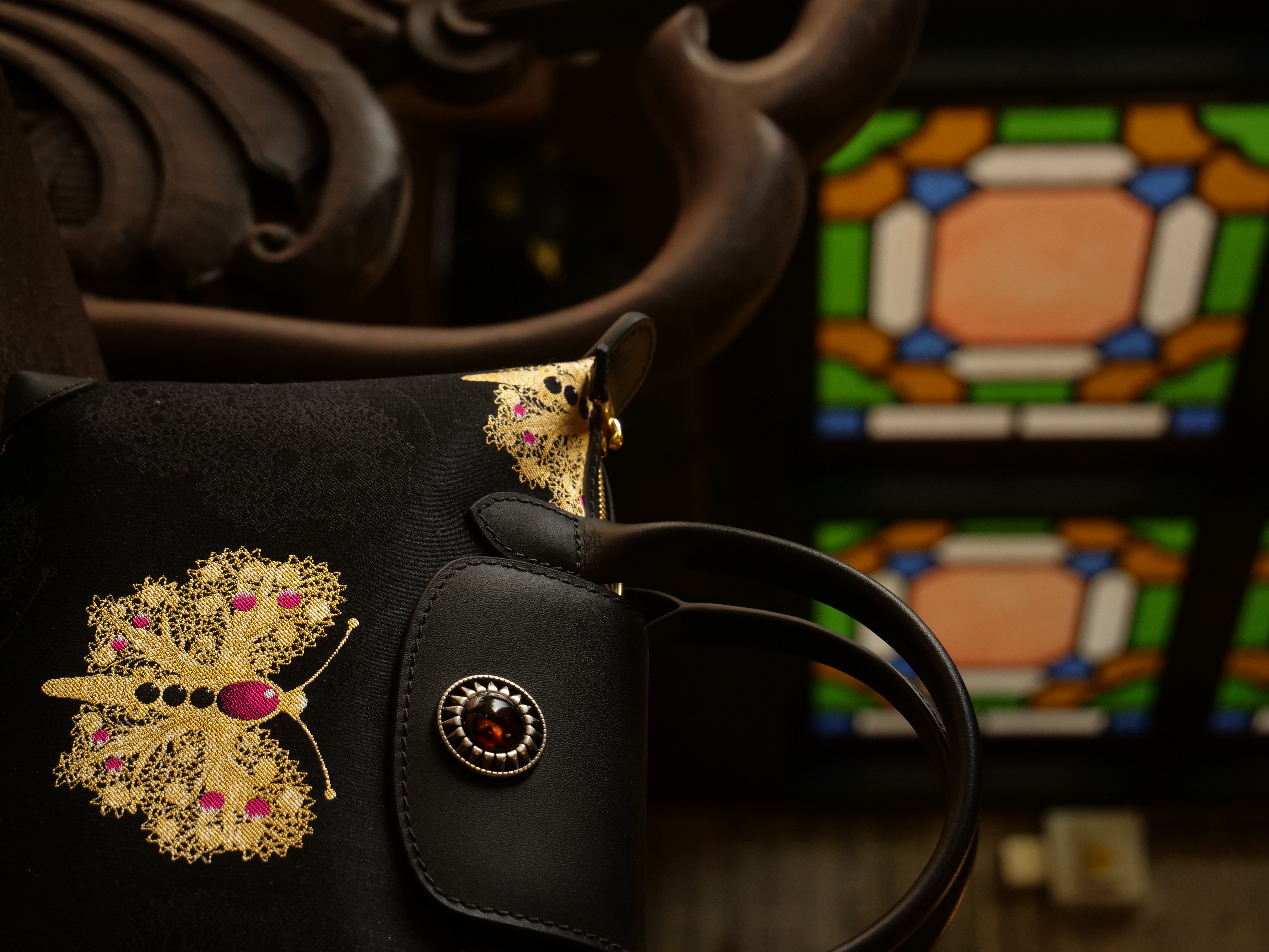 宋錦∞黑金紅蝴蝶牛皮小號手袋。上久楷