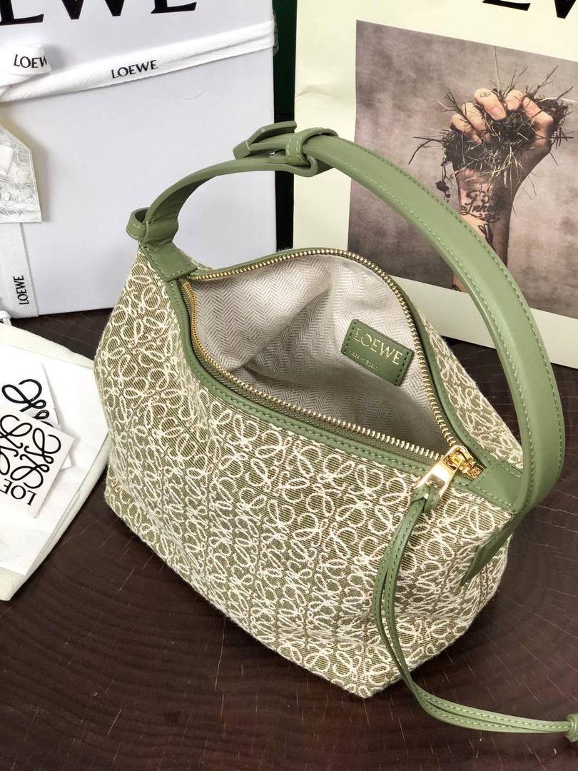 * 𝘊𝘶𝘣𝘪 𝘈𝘯𝘢𝘨𝘳𝘢𝘮 提花布手袋✌️ 小号尺寸:21-12-17cm（顶部宽处25cm） 编码:652104牛油果绿/提花布 包包面料挺括度适中，没有固定形状 ，背上出门慵懒氛围感十足😘，肩带可以调节，伸缩至腋下背，单肩，手拎皆可