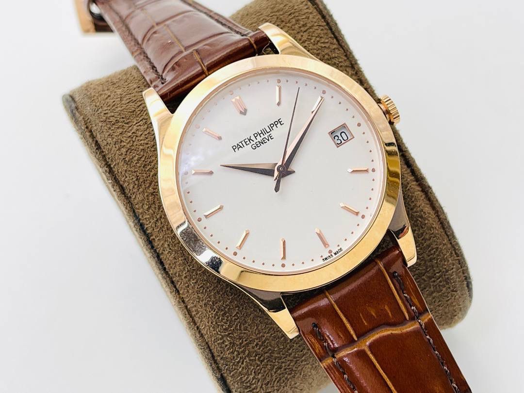 经典再续 百达翡丽古典表系列——5296-001．铂金V4升级版🤩😍细节方面： 1⃣️全新904L打造整体壳套，完善表壳细节，提升打磨质量，独家还原出正品的完美比例和特有质感。日历窗口改大小与正品一致，而非普通正常窗口！ 2⃣️刻度，指针采用最新的贵金属电镀技术加持，效果更佳出彩！ 3⃣️“锅盖型”微凸蓝宝表镜，版型与正品一致，效果通透，辨时清晰。 4⃣️【引领一体机时代】采用定制版Cal.9015改324机芯，超薄稳定性强！ 5⃣️【表带】经典意大利小牛皮表带，纹路清晰，质感上乘。针式表扣打磨齐整光亮，通用原装无压力。