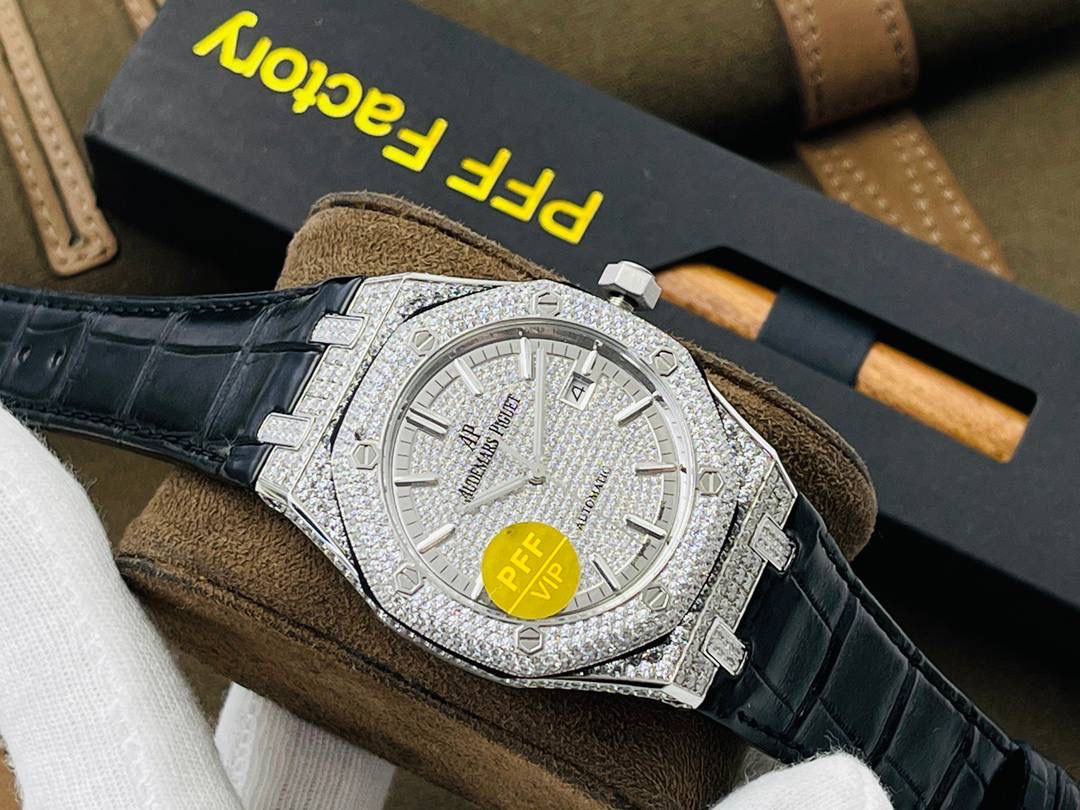 🚀顶级玩家 爱.彼Audemars.Piguet皇家橡树系列！15402OR.ZZ.D003CR.01满天星奢华腕表！细节方面： 1⃣️【定制机芯】搭配定制版Cal.3120全自动机芯机械，品质稳定性强！ 2⃣️【表壳材质】18k金密镶施华洛世奇水钻，璀璨夺目，魅力绽放！ 3⃣️【表盘材质】表盘铺镶418颗钻，搭配荧光立体时标和皇家橡树指针。展现创新的精妙设计细节分钟刻度位于表盘外圈之上，时标宽度加大。 4⃣️【表镜材质】反炫光处理的蓝宝石水晶玻璃镜面，背透蓝宝石玻璃。 5⃣【表带材质】手工缝制方形大鳞片鳄鱼皮，黑棕蓝灰四色可选配。另送进口橡胶带一条。 6⃣【表扣材质 】18K金A.P字样镶钻折叠表扣。 7⃣【表冠材质】18k金旋入式表冠。 8⃣【防水深度】50米 9⃣【腕表直径】41MM，厚度11MM！ 顶级玩家 细节精心打磨！极致乱真版本！欢迎各位玩家品鉴！（现在买就送专用高端商务用笔一支）