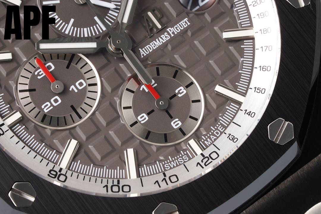 APF厂“新配色”爱彼皇家橡树离岸型26405系列陶瓷腕表 秒杀市面上所有版本“封顶之作 杜绝一眼假”在原有的基础上 潜心研发 突破壁垒 “打破原装封锁技术，同步原装独家计时码表款可松动头粒”使上手最大程度贴合手腕，大大提高了佩戴的舒适 同时也杜绝一眼假的尴尬处境。APF厂真正做到从每一个喜欢手⌚️的表友角度考虑 1. 表壳与圈口的选料，使用进口的氧化锆，无需任何颜料，以超高的压力与超高的温度锻造，形成超高密度的彩色陶瓷 2.采用最新CNC级别的打磨技术，将整个表壳的个个角度完美处理， 3.每颗六角螺丝都与表框处于同一平面上，不接受一丝一毫的凸显与凹陷，真正诠释了何为顶级复刻艺术 4.表盘以爱彼经典的大格纹为背景，层次分明的方格排列，经过完美打磨，将匠人的工艺体现的淋漓尽致 5.镜面采用双面蓝宝石镜片，天然橡胶皮带，6.机芯采用原装3126的计时机芯，十二位的小秒，6点钟位和九点位的12小时计时与30分钟计时，完美的还原了原版的所有功能，每块手表APF厂都经过人工QC确保机芯的稳定性，真正做到无可挑剔 欢迎各位 表友鉴赏💯🔥