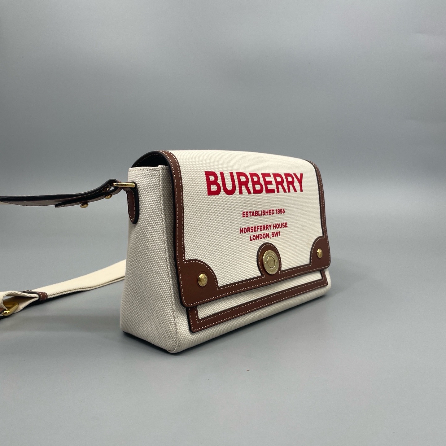 【預訂貨品】Burberry 白色帆布郵差包 