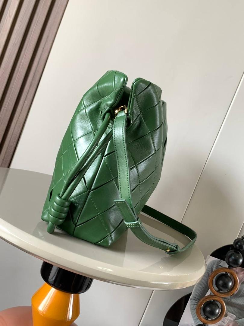 🎈褶皱羊皮福袋 —【👉🏻中号宝瓶绿到货】 编码：052028 尺寸：𝟑𝟎-𝟐𝟒.𝟓-𝟏𝟎.𝟓𝐜𝐦 ✅新款福袋采用进口纳帕小羊皮经过手工裁剪、缝合和缝制而成，🉑拆卸🉑调节肩带，多样化背法，容量超大，手感超舒适👍 ✅独家品质，对版细节，全套礼盒🎁给你满满的仪式感👍