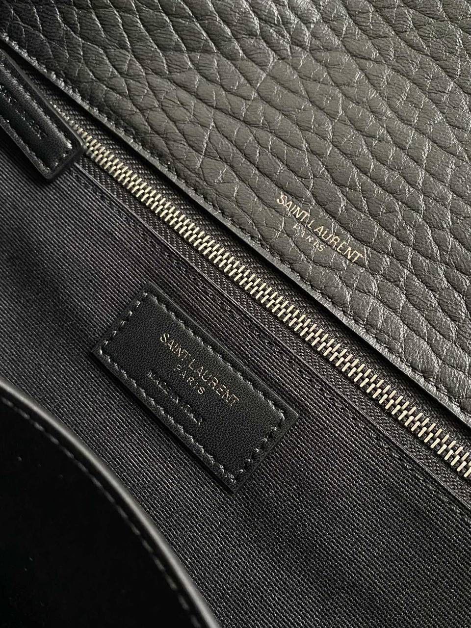 ys1 niki羊皮粒面款 大号黑银🖤🌪️柔软的新皮料来袭～被宋佳一背，直接一整个火到不行 作为他们家的must have之一 我们找到了专门做了10余年ys1的老师傅来做 按他的话说，闭着眼睛都能做出来 原厂皮，全钢五金，半金半银的烫金logo 这个包真的做得非常非常好！ 我们也和zp一样同步更新了两个"D扣"小耳朵 听我一句，niki种草了就一定要买 几乎每个买了niki的姐妹都会后悔买晚了！早买早享受咯～ 大号：32×23×9cm803777m💰 中号：28×20×8.5cm633178m💰 小号：21×16×7.5cm633179m💰 mini：18×12.5×5cm828736m💰