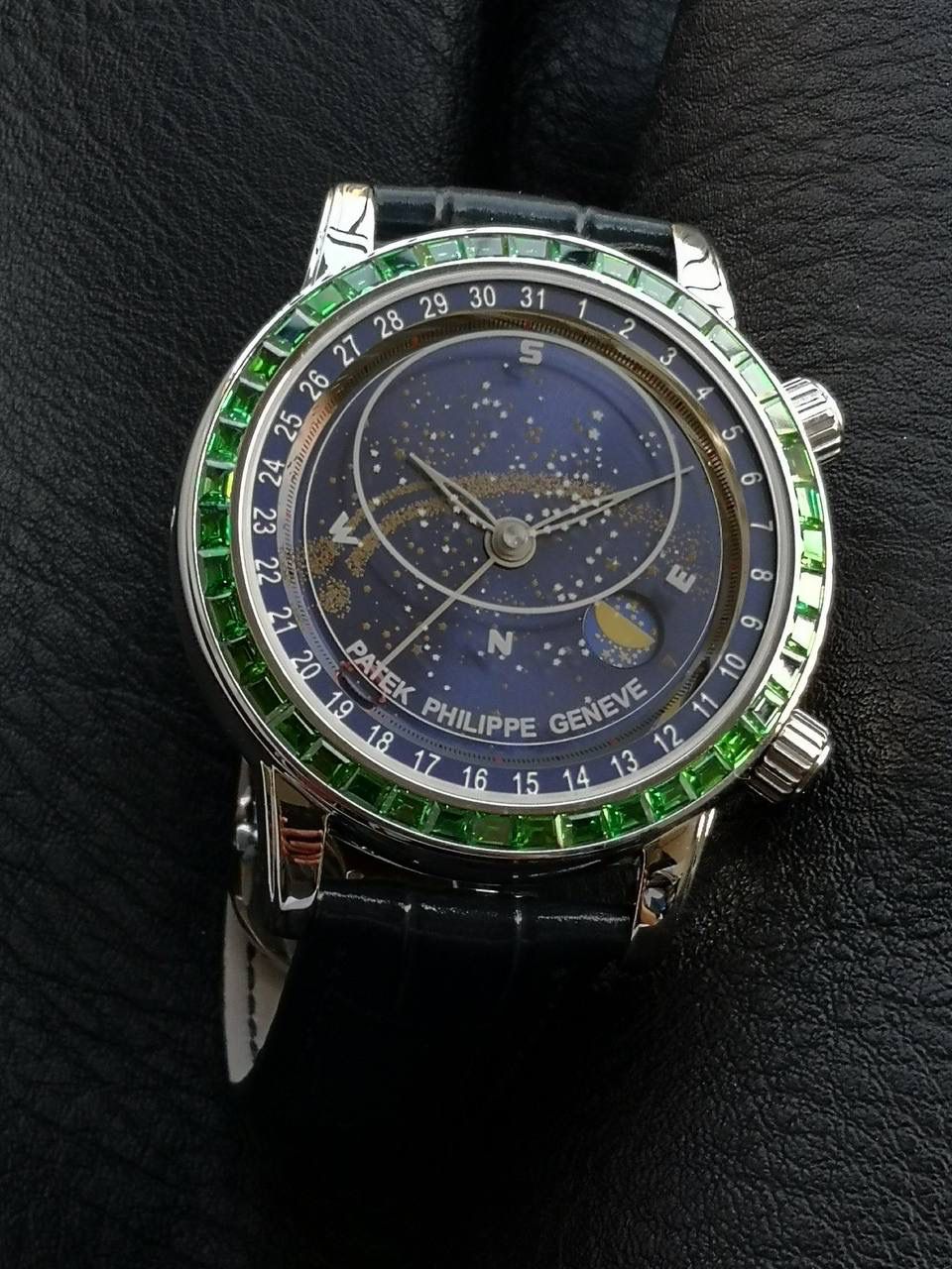 百达翡丽PP-6104G 日内瓦苍穹系列 市场顶级复刻神作震撼来袭！ 搭载原装进口miyota全自动机械机芯改制Cla.240机芯，搭配原装珍珠18K金自动锤，走时精准稳定，性能媲美正品；表圈镶嵌45颗璀璨宝石，表扣点缀28颗珍稀晶石，光影流转间尽显奢华质感；微拱形防眩目处理表镜，折射效果立体通透，让表盘细节清晰可见，质感再升一级💯💯