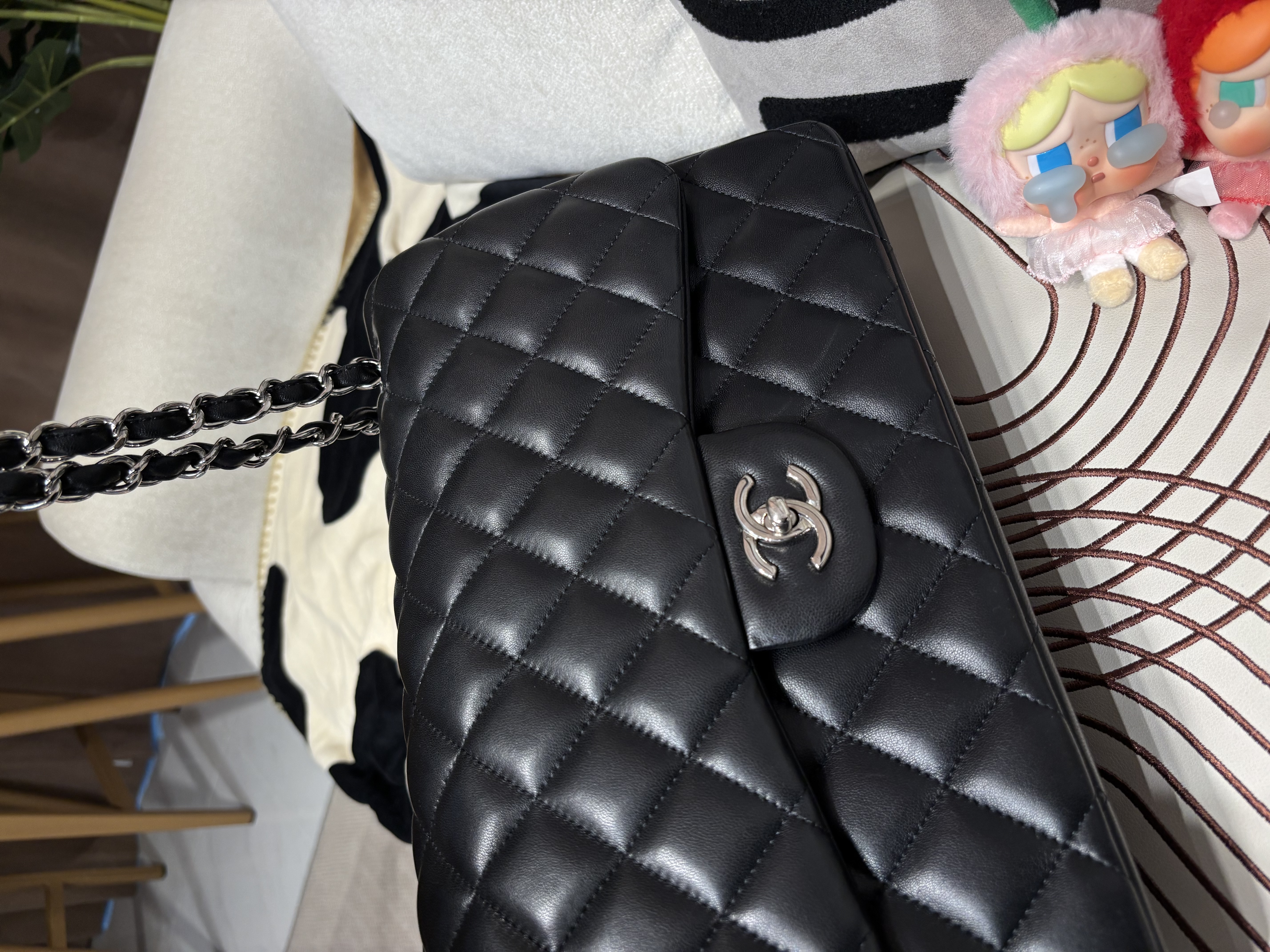 Chanel classic flap 30cm,jumbo A58600 黑色羊皮銀扣100%Authentic ,98%new ✅card ✅塵袋✅box 