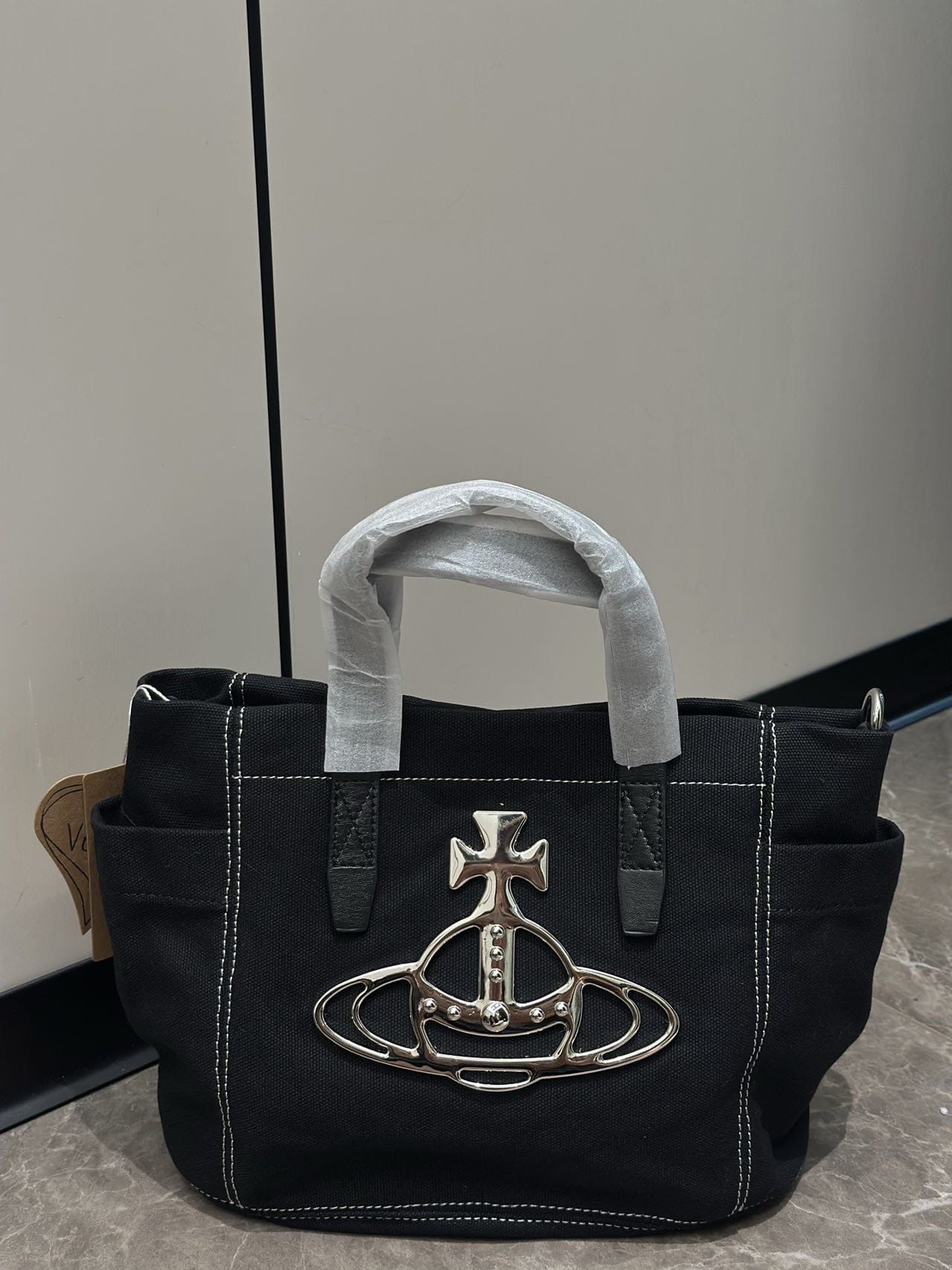 $299隻。Vivienne Westwood 新款手提單肩帆布袋