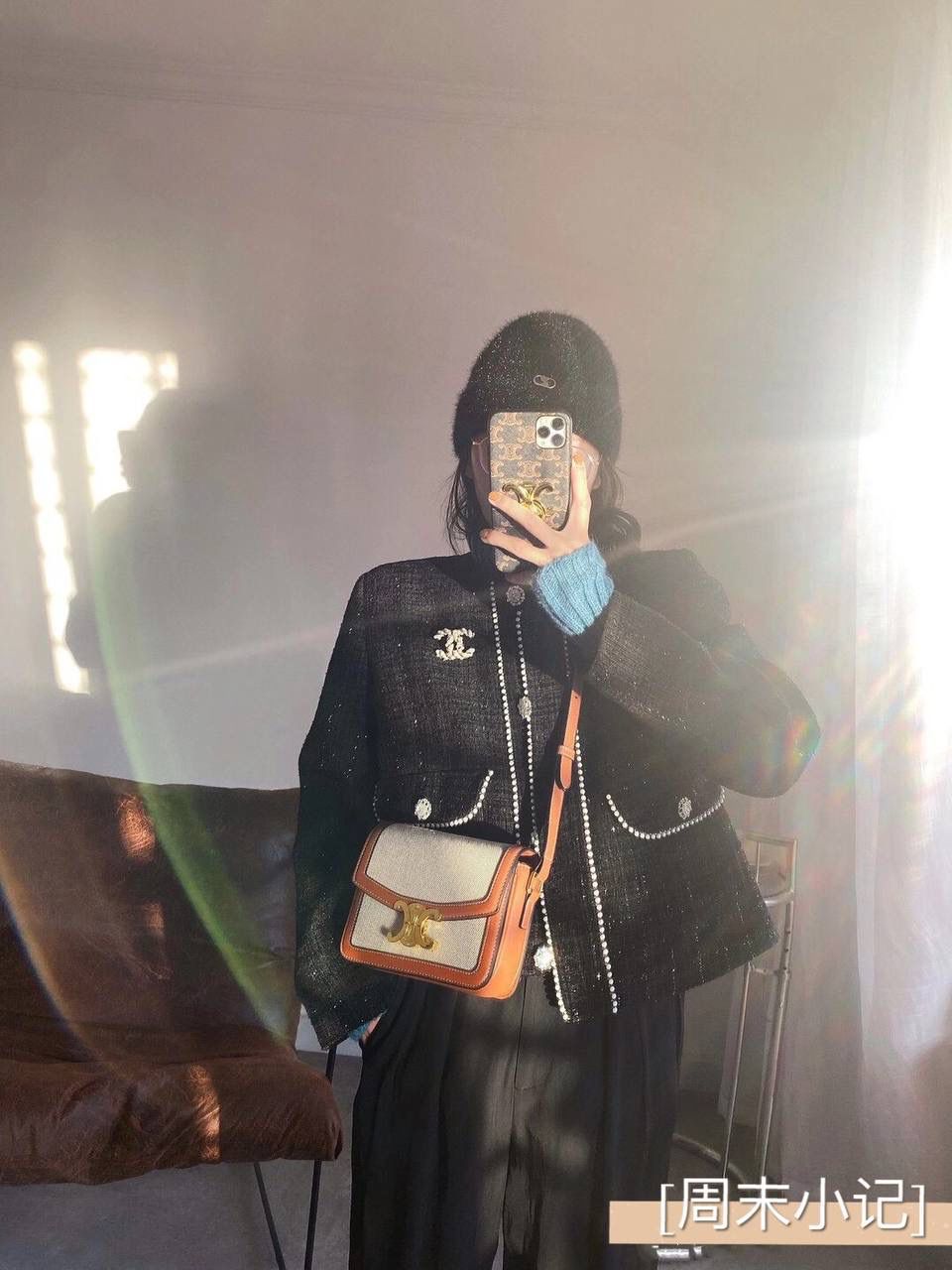 🔥大货实拍图 𝗖𝗘𝗟𝗜𝗡𝗘 ♥ 𝗧𝗥𝗜𝗢𝗠𝗣𝗛𝗘 𝗕𝗢𝗫 型号：191242 中号尺寸：22.5*16*7cm 小号尺寸：18.5*14*6cm 凯旋门自发行以来就一直火的一塌糊涂，最开始的老花到纯色到帆布，这只帆布真的太好看了，超级清新！