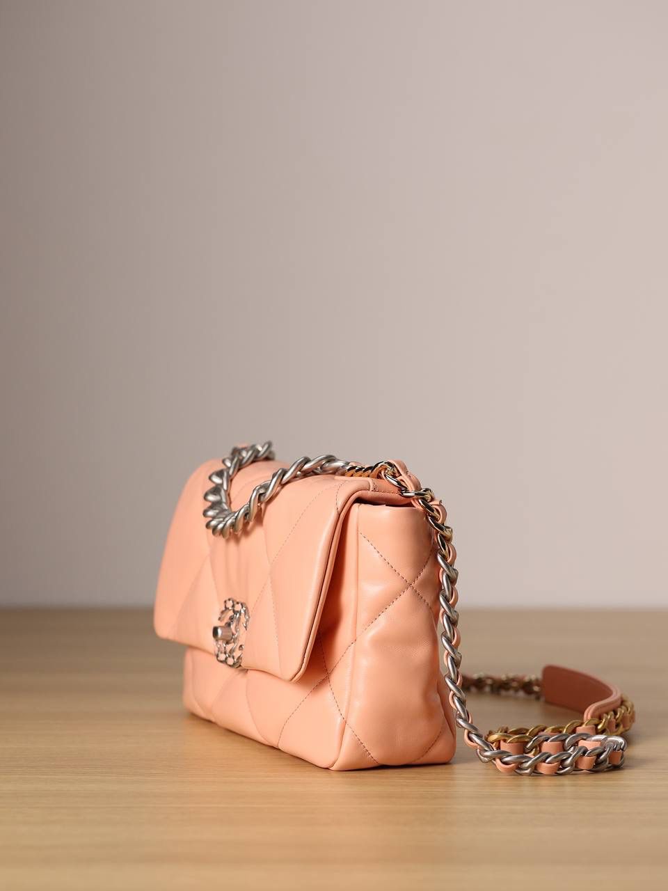 chanel 19 bag 粉色❤️‍🩹👜小号 独家渠道货 方框 原厂正品皮 小羊皮系列✨以诞生年份2019命名的小香19手袋 每针每线都是符合正品工艺 尺寸：16 x 26 x 9cm