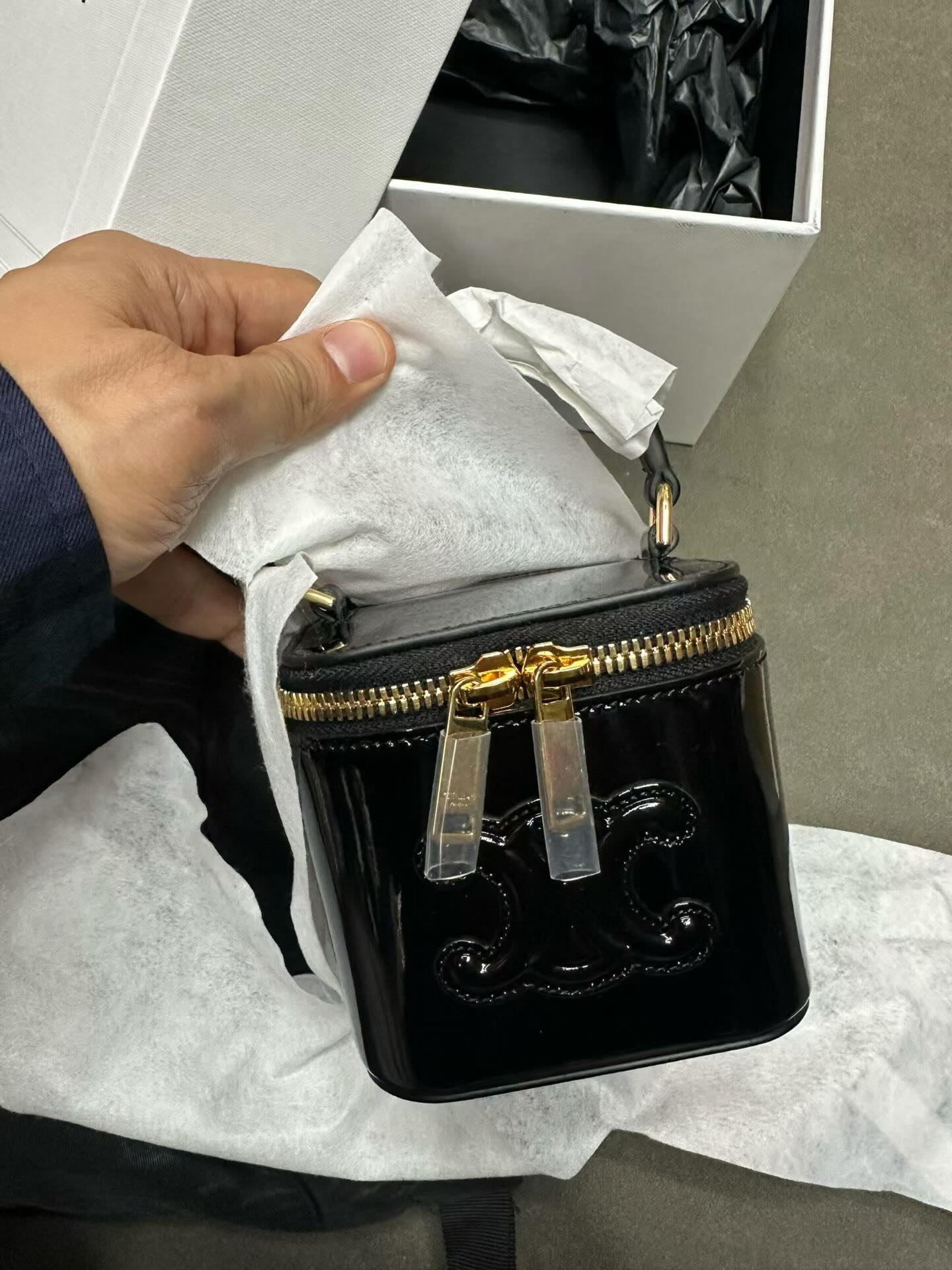 Celine triomphe mini vanity patent black 全新 特價 HKD 4800