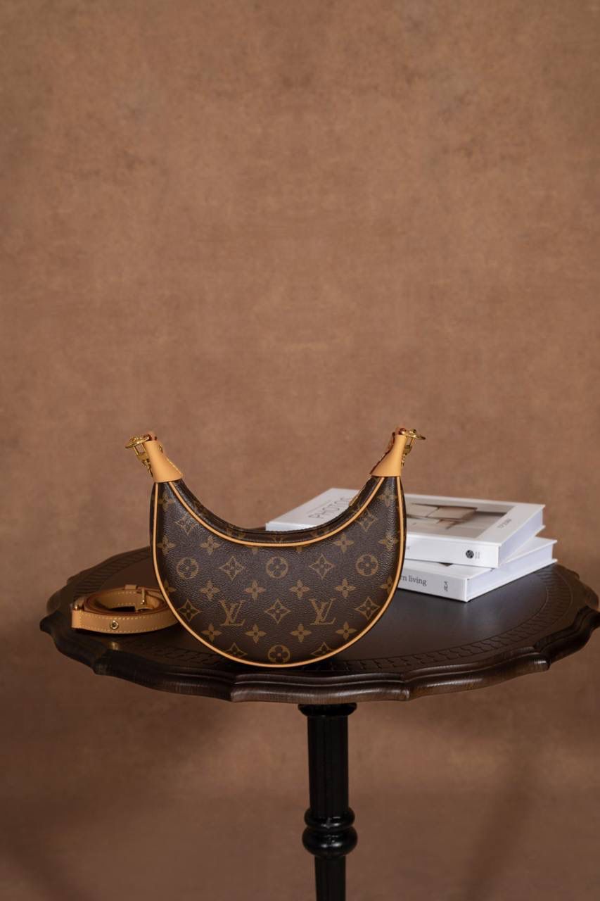 LV豌豆包🎀 这款 LOOP 手袋 灵感来自 LV 档案里的 Croissant 手袋， 在 2022 早春系列 推出～ 半月形＋法棍包造型， 背上身真的很有型，很时尚 😍 包型小巧但很贴身，走路都会跟着身体动，很好看～ 前面还有 拉链口袋 + LV Circle 拉链头， 细节控一定会爱 ❤️