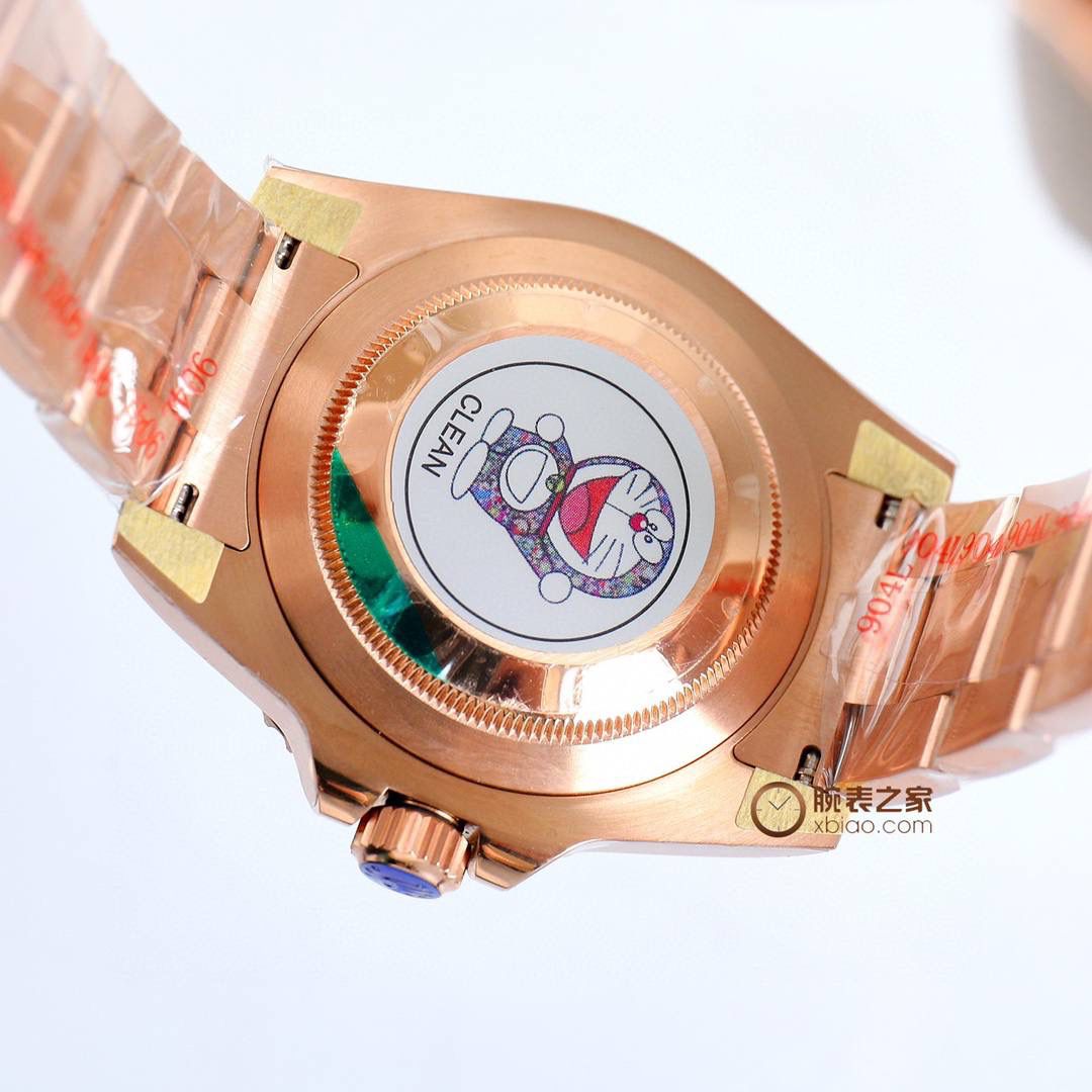 劳力士 ROLEX 超级复刻火爆来袭格林尼治ll 1、机芯3186/3285采用是一体机芯蓝游丝和原版同样通过调试时针快跳调整日历的功能瞬跳，和原版一样的GMT双时区表针在底部时针上面的第二层，由下到上的顺序为：时针-双时区针-分钟-秒钟。 2、指针；升级电镀白金在任何角度都可以看见其光泽感 采用特殊针尖工艺 确保与原装一致夜光粉选用瑞士进口蓝绿夜光填充完美还原夜光效果 3、表盘；原装开模 立体印刷 电镀白金 中心轴下沉 日历下沉 字体大小与颜色同原装完全一致包括条丁四角的打磨 12字位火山口打磨都做到了高度一致 🎮 劳力士 ROLEX 超级复刻火爆来袭格林尼治ll实物拍摄🎬 4、圈口；此款表的灵魂所在 也是本厂花费大量时间与精力的地方 每一次的烧制都是一次进步 本厂圈口一体成型高精密陶瓷圈色差也是必须降到最低 深蓝黑圈/红蓝圈/黑圈/真陶瓷均为白金填充，其颜色目前是最接近原装的 5、日历；新版劳力士日历采用新款勾4，本厂加以借鉴避开市场众多错误版本，日历的字体印刷相当清晰立体，放大十倍依旧清晰立体 无锯齿 6、表壳表带；选用904号钢材铸胚，在反复手工打磨成型，904钢密度小 耐腐蚀性强 防刮耐磨等优点。整体观感显现出低调上又奢侈感！🎮