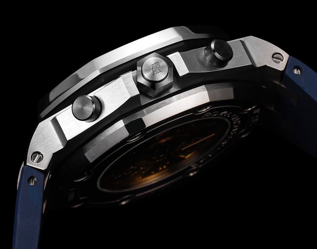 皇家橡树离岸型26400/26238/26470系列正式登场！款式最全，做工最好的爱彼计时款腕表来了，有做工好的顶级货，廉价的小厂货就别去考虑了！ 1，机芯采用12位小秒的定制版3126计时机芯，完美还原原版所有功能。经过精密打磨，大大加强了其稳定性。 2，其中碳纤维系列表壳采用全新碳纤维复合材料——「Carbon TPT® B.4」打造，这种高科技材料比常规 Carbon TPT® 密度提高4%，纤维硬度提升15%，树脂强度提升30%，材料结构经过各项异性优化，保持轻盈同时无比坚韧，提供迄今最强的抗冲击性能。 3，字面颜色均采用目前最先进电镀技术，非几年前的简单喷漆技术。每一个巧克力格纹装饰，通过CNC级别打磨，无限接近原版。 4，同步原版搭载微微活动头粒，胶带采用进口氟橡胶材质，皮带采用美洲鳄鱼皮材质，更加耐磨耐造。