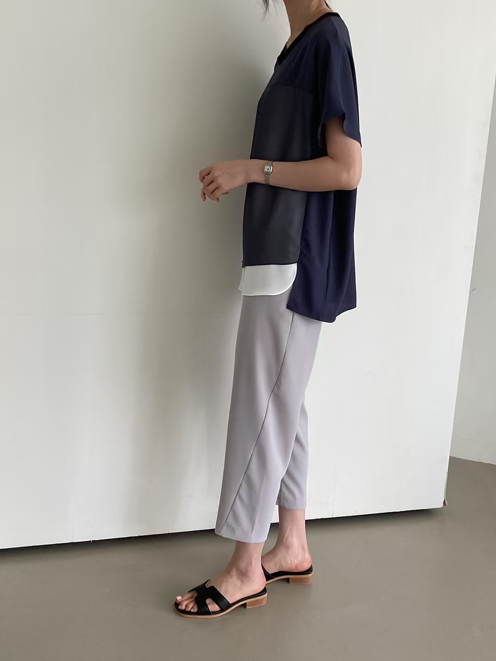 Navy Top with White Contrast Hem and Ribbed Collar ‖ 深蓝拼白下摆螺纹领口上衣KR0162371