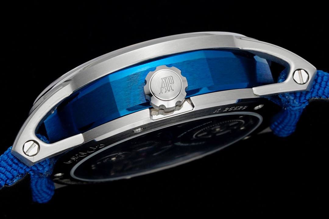 🚀爱彼最新款陀飞轮镂空腕表Code 11.59系列 Ref.26600 推出双拼色复杂动感结构表壳。全新标志性双曲面水晶玻璃带来独特的视觉体验！💯 亮点1、匆匆一瞥无法体现 Code 11.59 系列的复杂性和令人印象深刻的工艺。它看似圆形的表壳搭配纤薄的表圈，实则为大胆、并置的建筑形状的多面融合。为向品牌标志性皇家橡树表圈致敬，表壳中层为八角形，配有厚拉丝表带和抛光倒角。表耳也采用拉丝表面和抛光斜面，呈镂空设计。衔接表圈和底盖上，拱起保护着表壳中层。表壳中层与表圈、表耳和底盖之间的对比凸显了表壳的精致结构，表壳直径为 41 毫米。 亮点2、表盘由拱形双曲面蓝宝石水晶镜面保护，镜面高于明亮的抛光表圈，镂空陀飞轮机芯一览无余。定制AP 2948 型机芯是一款多层手动上链陀飞轮机芯，垂直排列的机芯，陀飞轮位于 6 点钟位置，发条盒位于 12 点钟位置，为镂空带来令人愉悦的对称性。机芯优雅弯曲的桥板采用三种不同的灰色调，突出了深度，并与浅灰色发条盒和齿轮系形成鲜明对比。内包头粒尼龙/皮表带，配小牛皮衬里 配备AP 针扣。