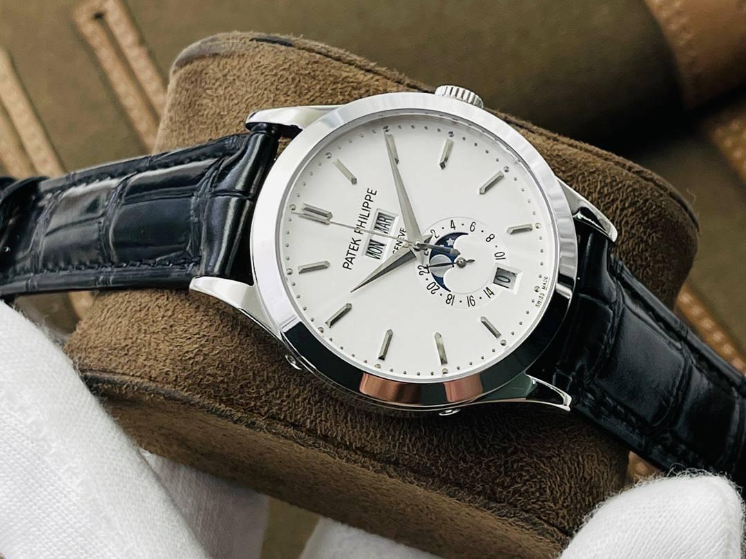 市场最高版本 百达.翡丽复杂功能计时5205G腕表！ 1⃣️历经两年不断对机芯进行改造与调试，一贯追求以原装工艺为目标！ 2⃣️直径38.5MM！ 3⃣️功能同原装一致，月相/星期/月份/日历！ 4⃣️字面为高难度双色渗透，非普通厂工艺！ 5⃣️蓝宝石玻璃镜面，表面镀多一层通透！ 6⃣️（技术突破)采用海鸥机芯改进为一体Cal.324S机芯！ 大小夹板均能做到完美倒角效果，并做镀铑加工。 7⃣️夹板采用瑞士进口宝石轴承点缀，色泽纯良，鲜艳自然。