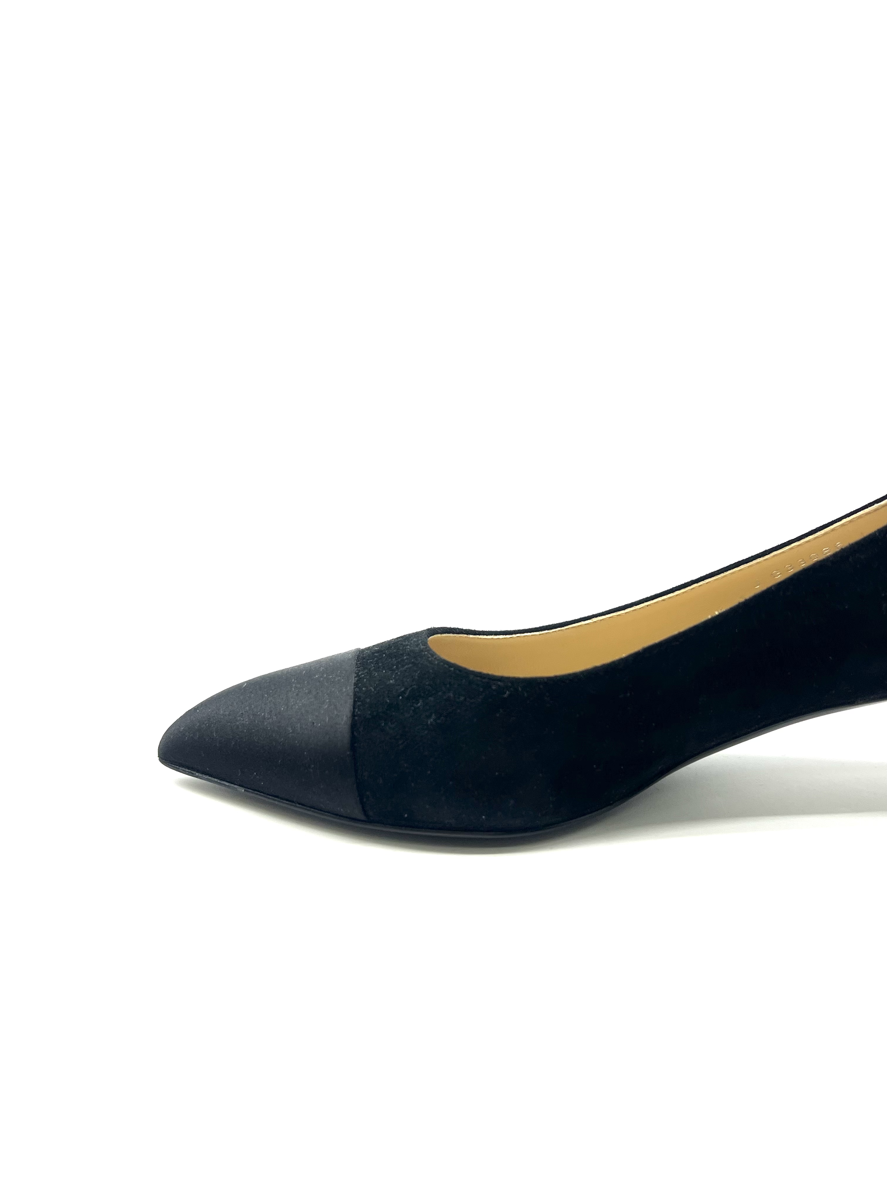 Pre-owned Chanel Black Suede Kitten Heels / Product Code: 26052102