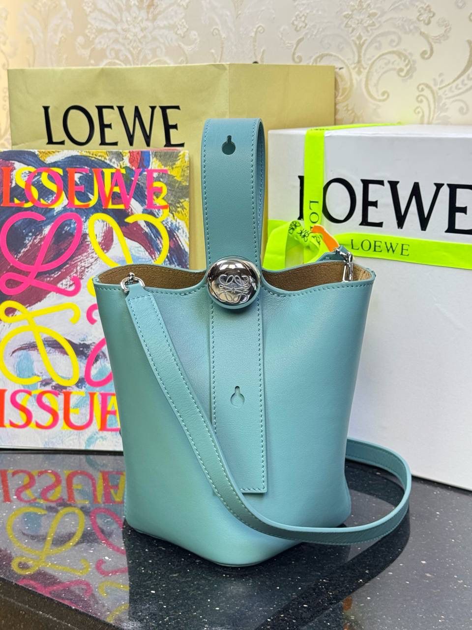 ♥️𝙈𝙞𝙣𝙞 𝙋𝙚𝙗𝙗𝙡𝙚 𝘽𝙪𝙘𝙠𝙚𝙩 ——【水蓝色】 尺寸：𝟏𝟔-𝟏𝟔-𝟗.𝟓𝐜𝐦 编码：062339 🎈标志性Anagram鹅卵石点缀，配以纯粹简约线条以及瞩目设计风格，诠释全新𝙋𝙚𝙗𝙗𝙡𝙚手袋👜 🎈自带一根🉑拆卸🉑调节的肩带，一包多背，多样化风格，秀场大放异彩😀内里容量超大，日常实用性强👌 🎈配全套专柜礼盒🎁，给你满满的仪式感👀