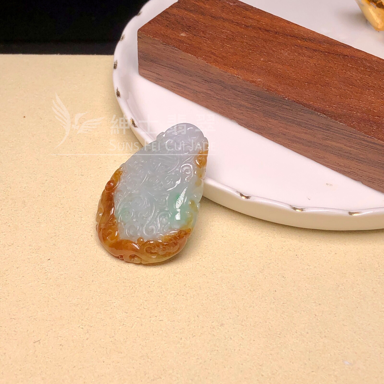 YK01139 翡飄翠復古雕花牌