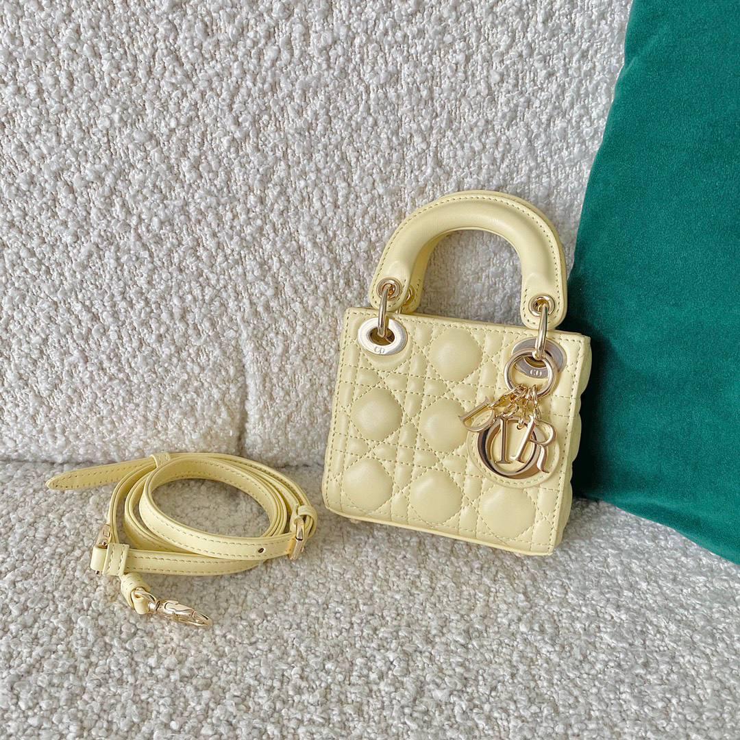 𝗗𝗜𝗢𝗥 𝗺𝗶𝗰𝗿𝗼 𝗹𝗮𝗱𝘆 𝗯𝗮𝗴小鸡黄🐥 火爆全网的最新超mini系列 天阿噜！小小只，简直太太太太可爱了！ 精致到巴掌大小，无敌治愈我这颗少女的心啊！！ size：12×10×5cm