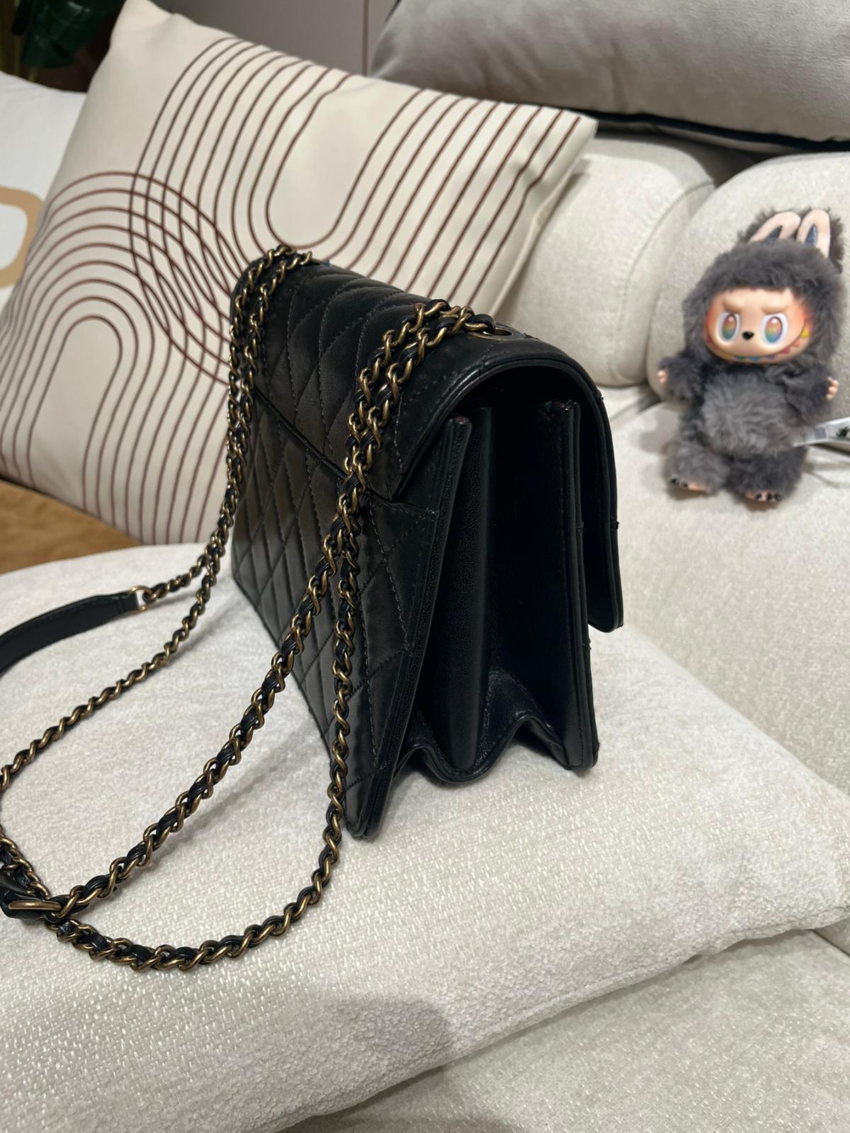 CHANEL FLAP BAG BEAUTY LOCK BLACK A93222 100%Authentic,95%new ✅ 專門店收據✅22卡✅ 塵袋 ✅ 盒 