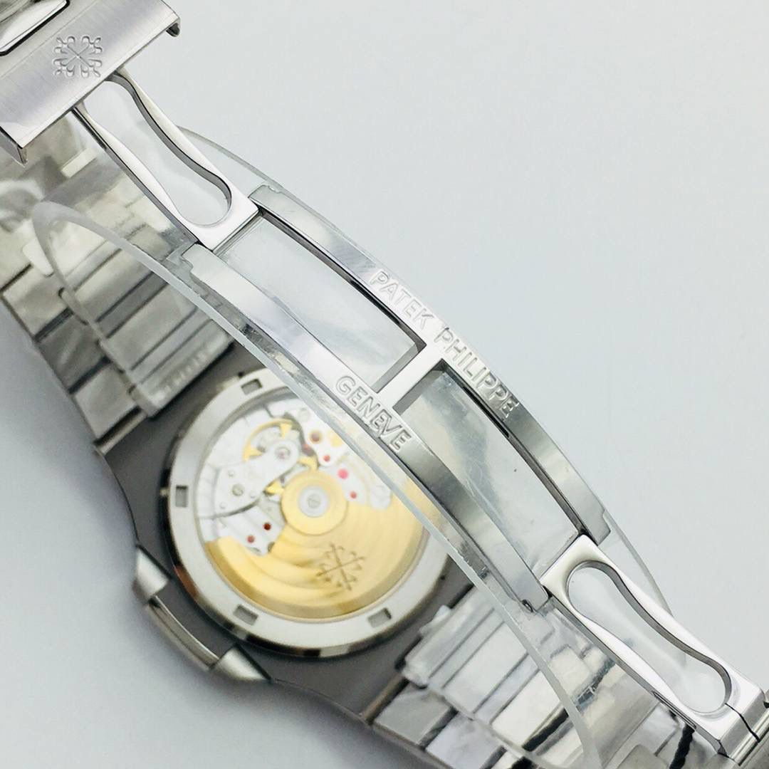 新力作 V4超级升级版 百达.翡丽鹦鹉螺重磅来袭！ 1：第一款真正意义上的超级鹦鹉螺，震撼来袭，全新修正的不锈钢表带，铰链部分根据真正的百达翡丽鹦鹉螺不锈钢表带拆解开发，和正品一致的贴合效果！ 2：逆袭之前所有副本，铰链开合角度和正品一致，锁毕声音和正品相同！ 3：重点指出此次V4版的面盘在采用与真品一致的覆荧光涂层金质立体时标，特别突出的“蓝魅”面无限接近原版！ 4：机芯方面是全新订制的修正版的一体芯Cal.324机芯，是目前唯一做到机芯的钢印与正品一样的雕刻工艺。